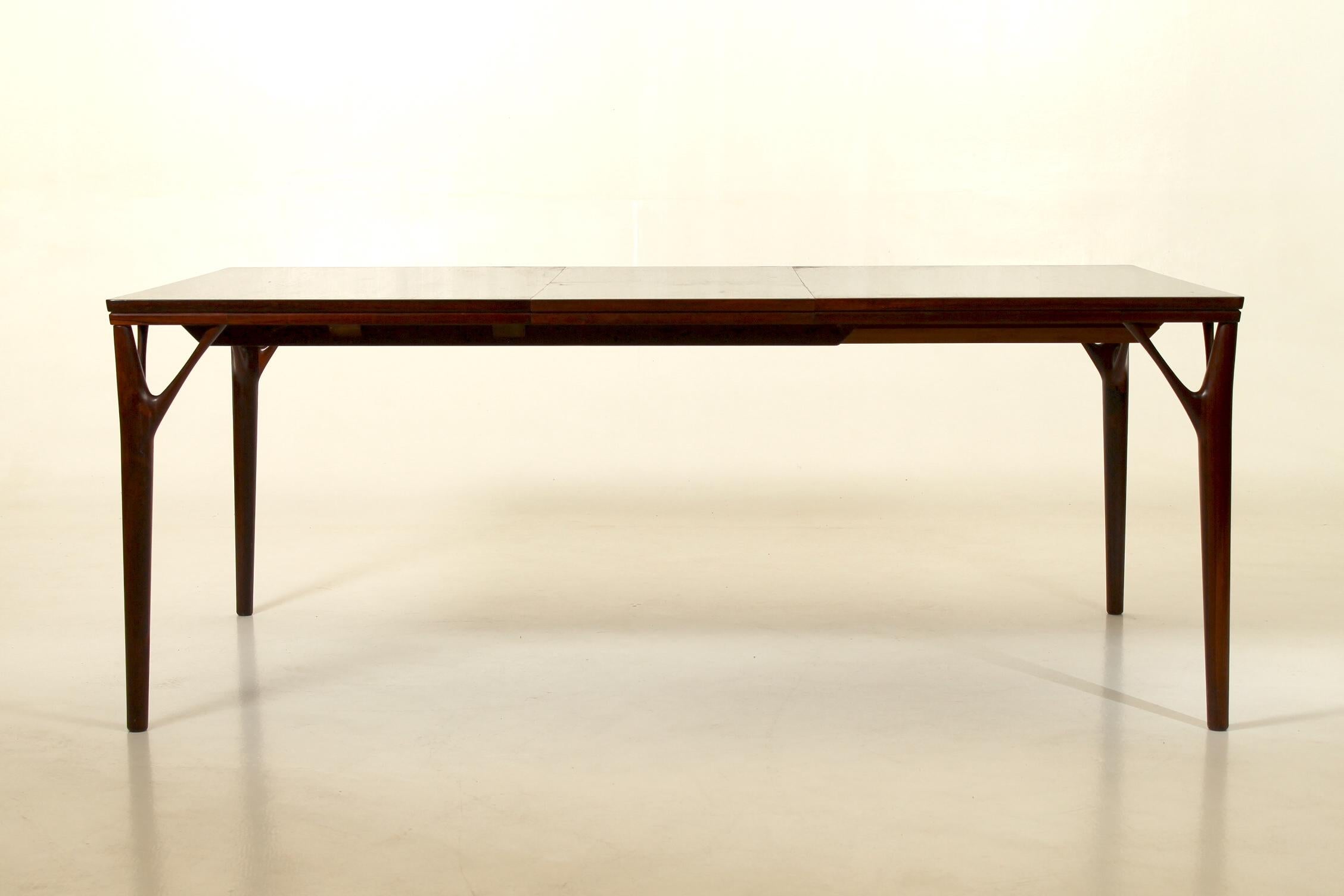 Danish rectangular dining table in rosewood designed by Helge Vestergaard Jensen for Søren Horn, in the late 1960s. 8-12 seats, up-and-over extension flap, hidden underneath the table top.
Extension measures 46 cm.
Max length is 186 cm cm.