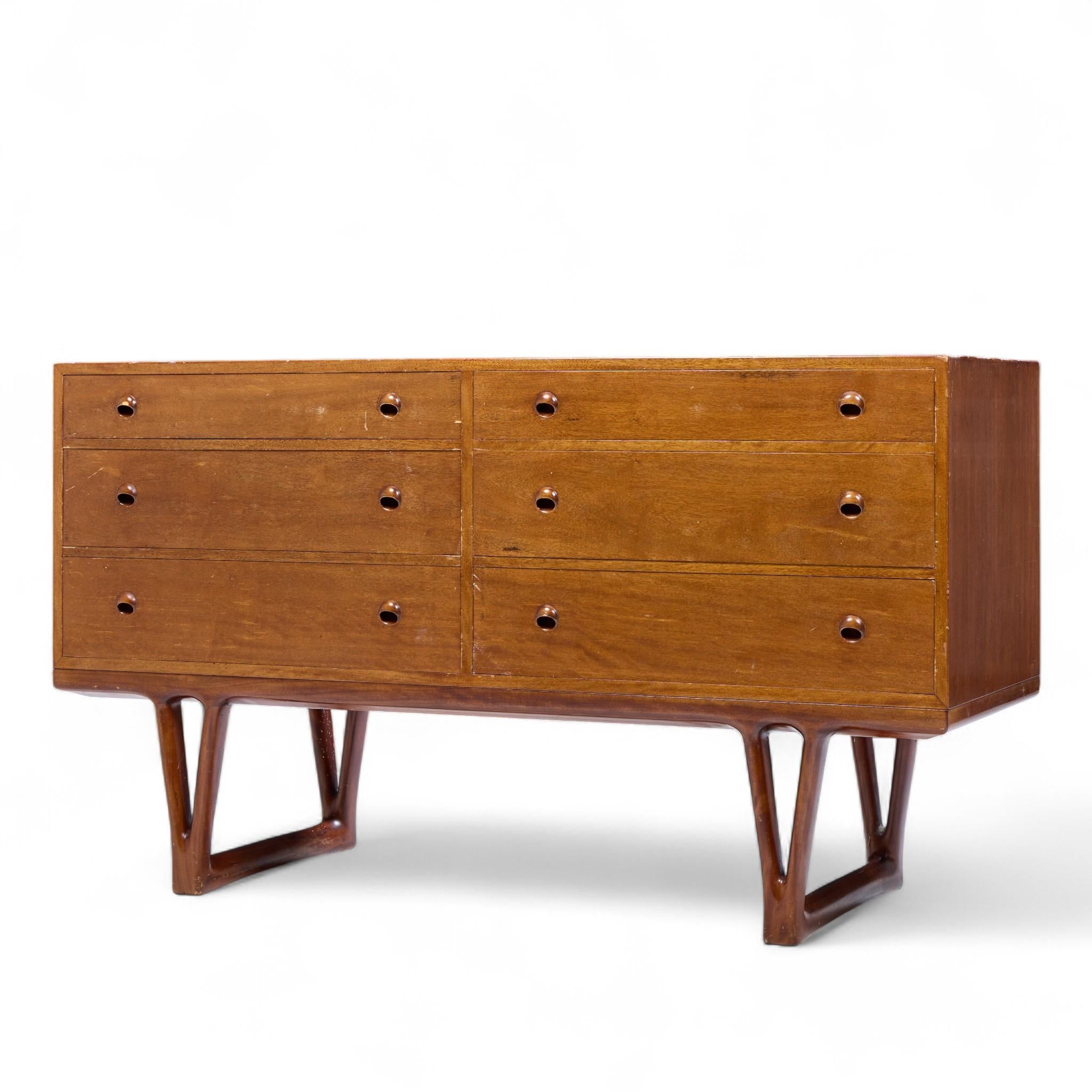 Mid-Century moderno Helge Vestergaard-Jensen per Peder Pedersen Comò danese scultoreo a 6 cassetti in vendita
