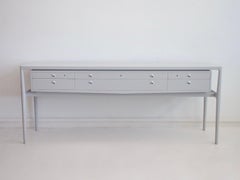 Helge Vestergaard-Jensen Hellgraues Sideboard aus bemaltem Holz