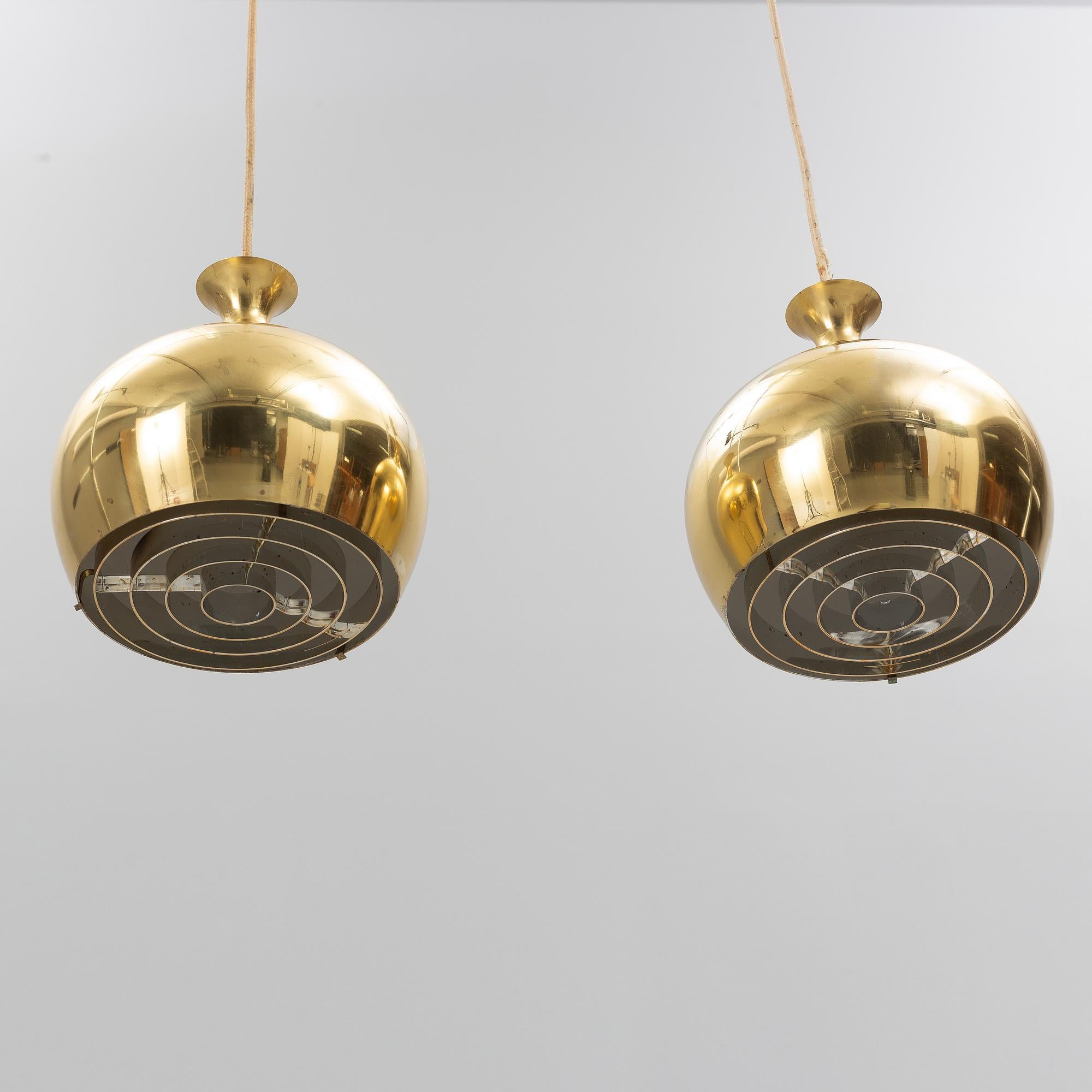 Rara versión y difusor diseñados por Helge Zimdal para Falkenberg. En realidad, Zimdal era más conocido por su obra arquitectónica, sobre todo en Estocolmo (Suecia), pero también se dedicó al diseño. Las lámparas son de latón grueso, la longitud