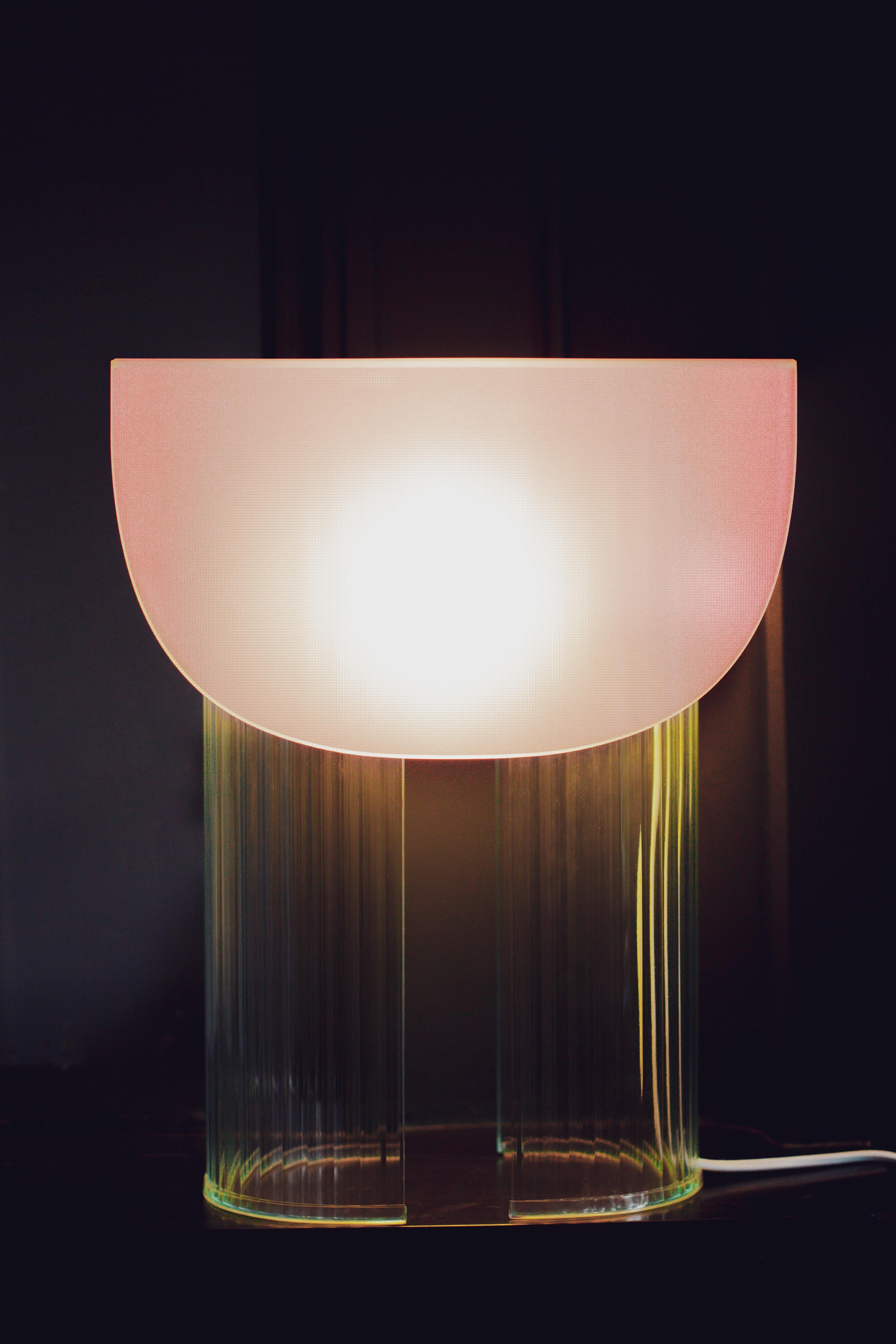 Français Lampe de table Helia rose par Glass Variations en vente