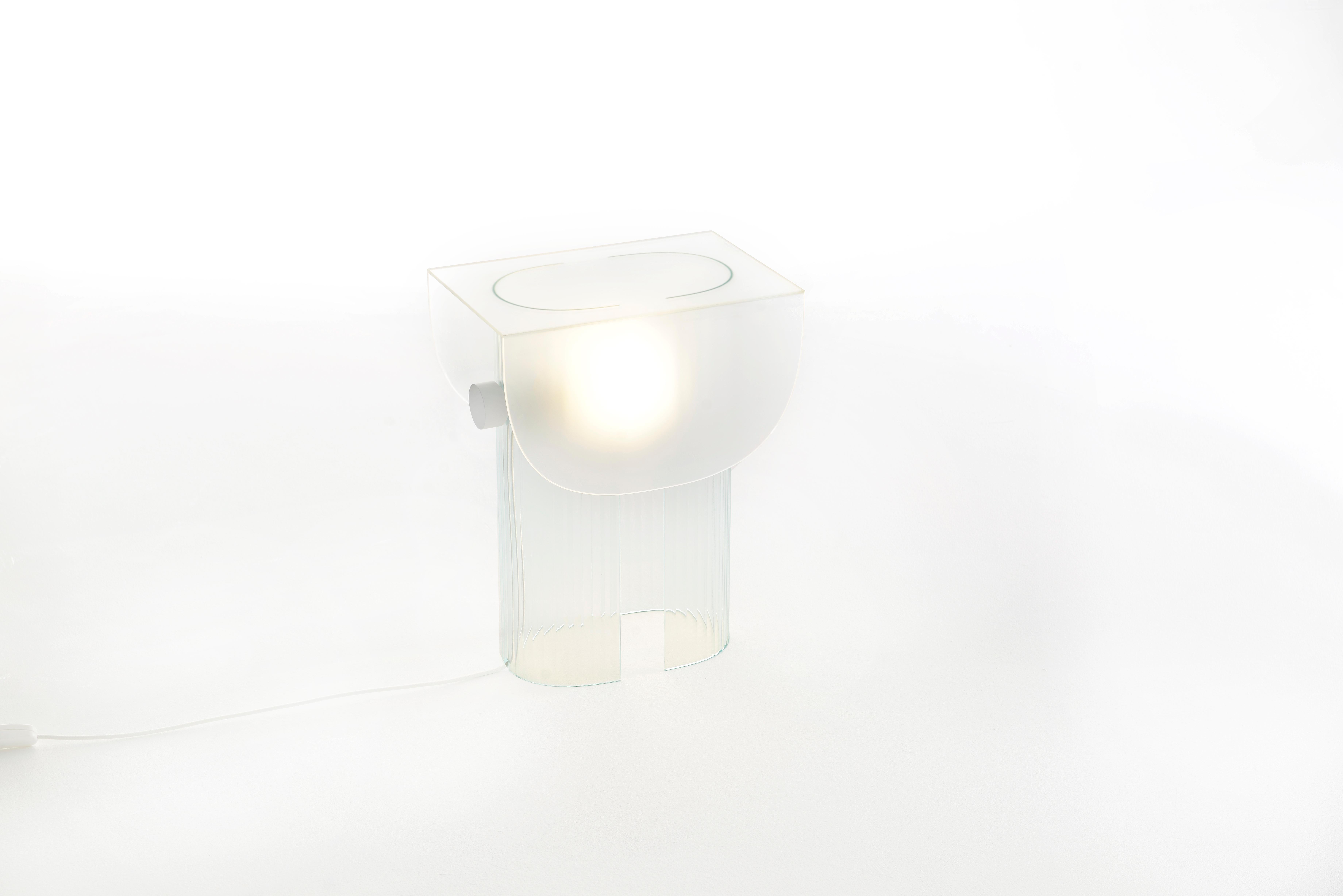 Français Lampe à poser Helia blanche par Glass Variations en vente