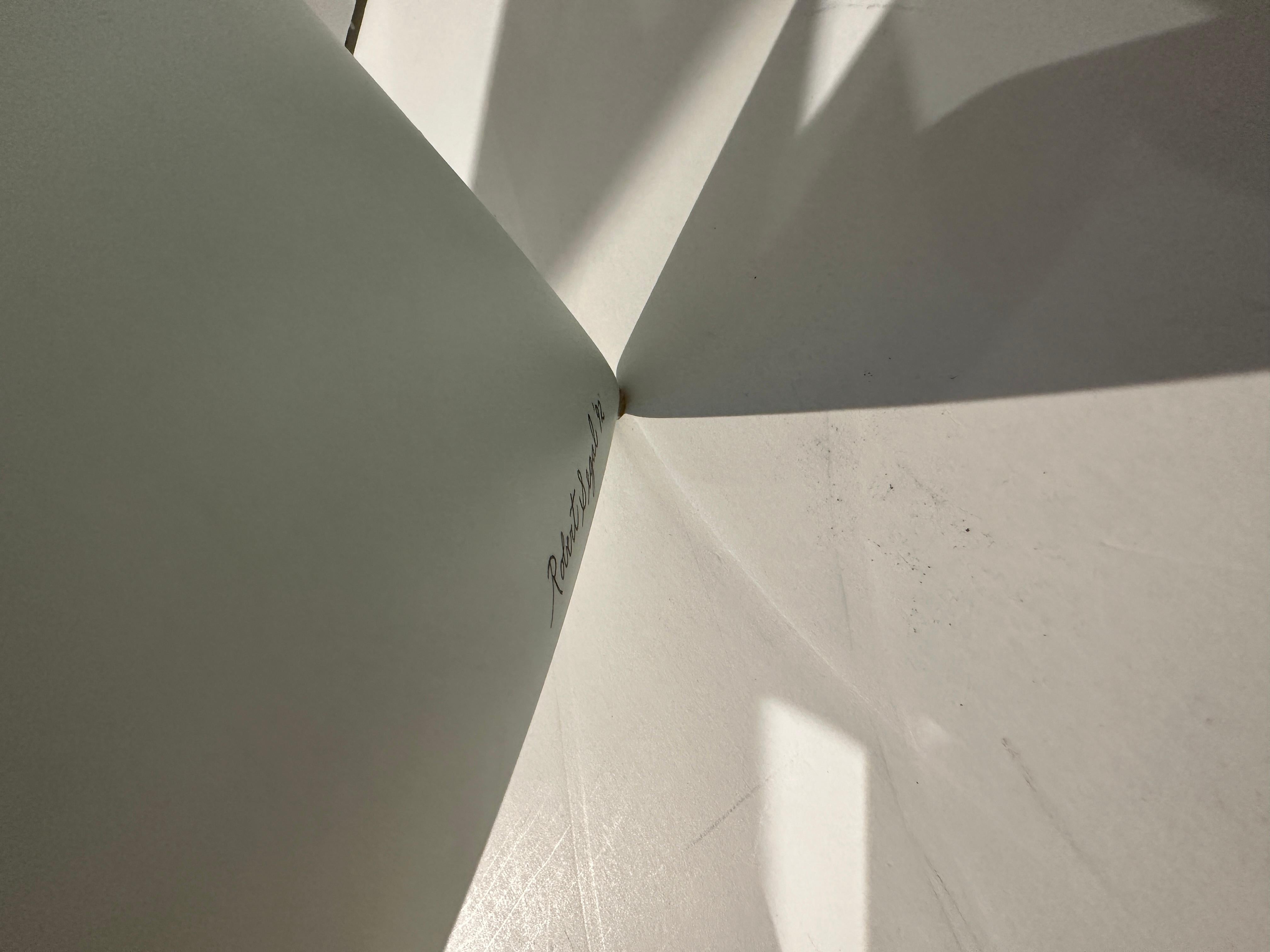 Passaggio elicoidale, scultura astratta, forma geometrica intrecciata dai colori vivaci in vendita 2