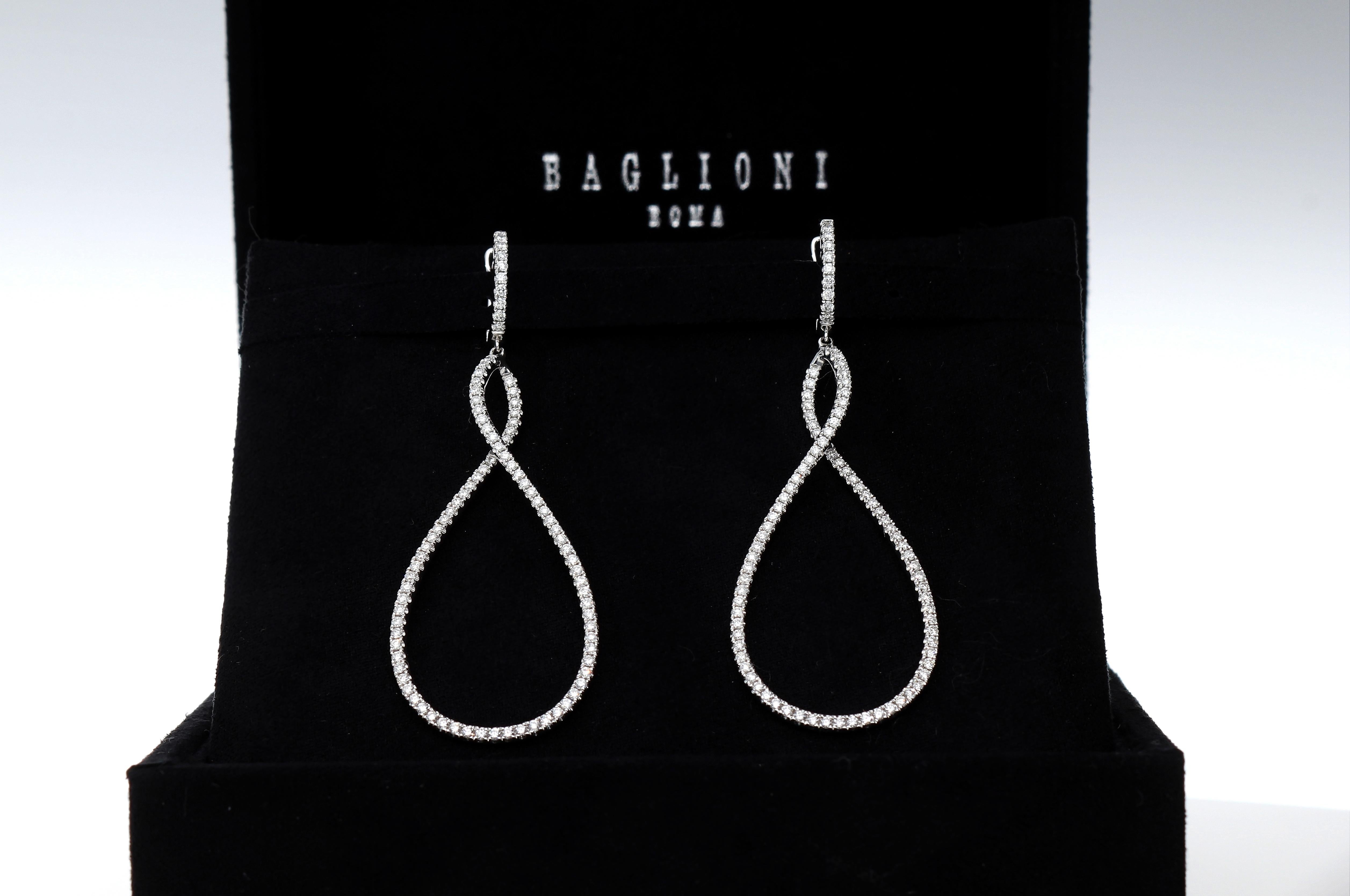 Modern Helical-Shaped Earrings with 1.40 ct of Diamonds. Gold 18 kt White  For Sale