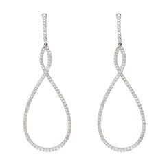 Boucles d'oreilles de forme héraldique avec 1,40 ct de diamants. Or 18 kt Blanc 