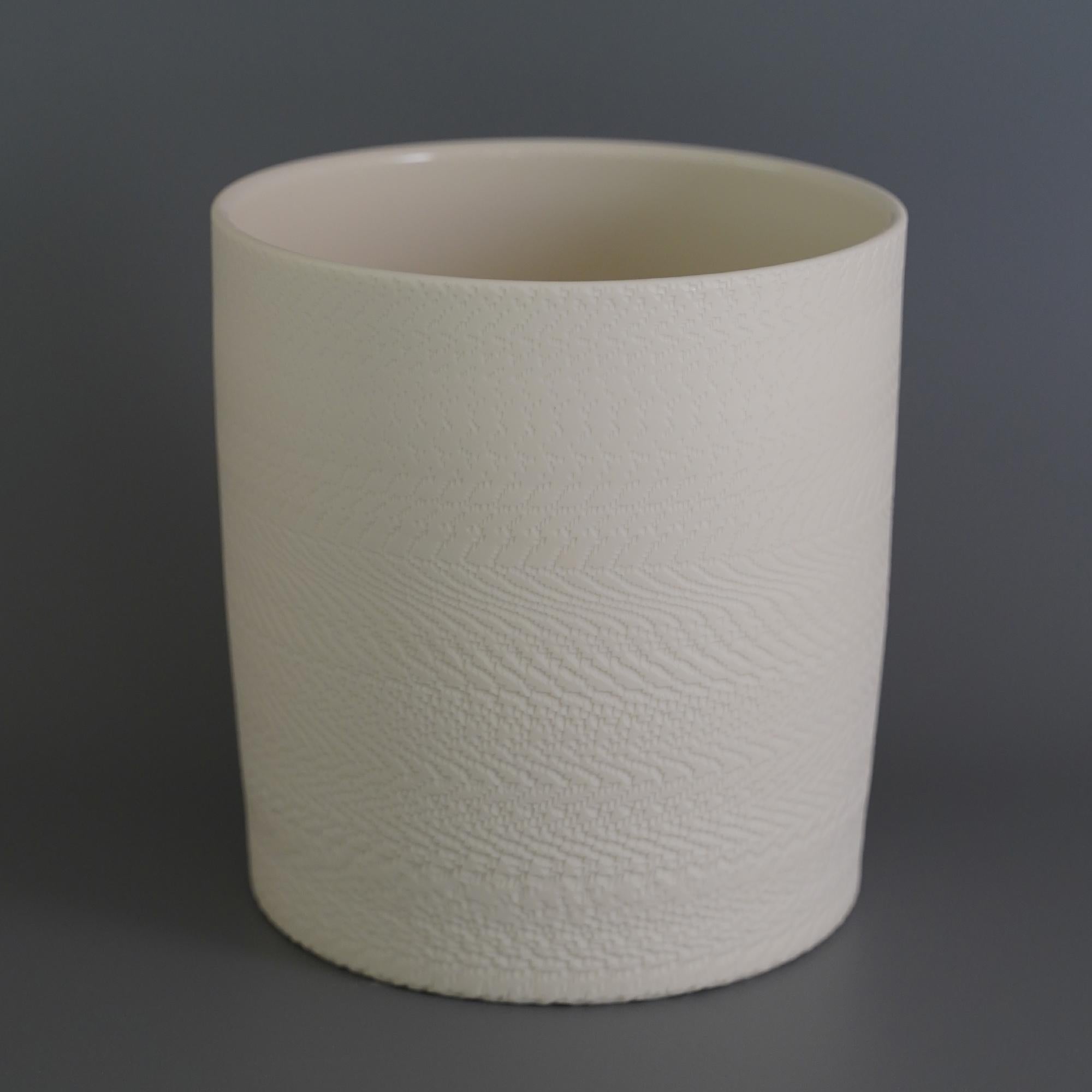 Helice vase zylinder by Studio Cúze
Dimensions: W 17.5 x H 18 cm
Materials: ceramic

This cylindrical vase is a masterpiece of pottery art. Yasuhiro Cúze has specially potted this vase and therefore, as with all other products, delivers you a