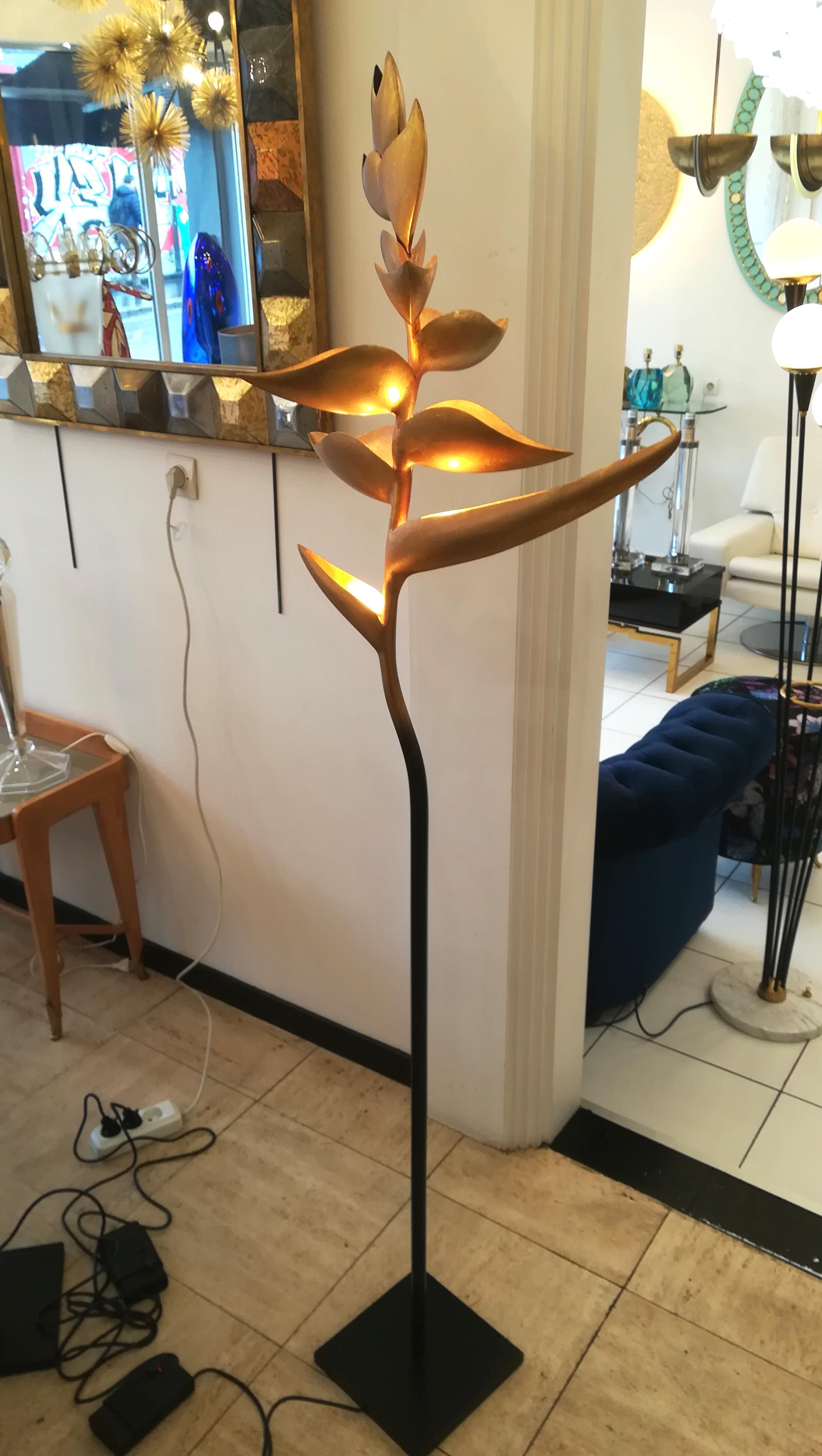 Lampadaire en forme de fleurs d'oiseaux du Paradis. Mesures : H 178 cm.
