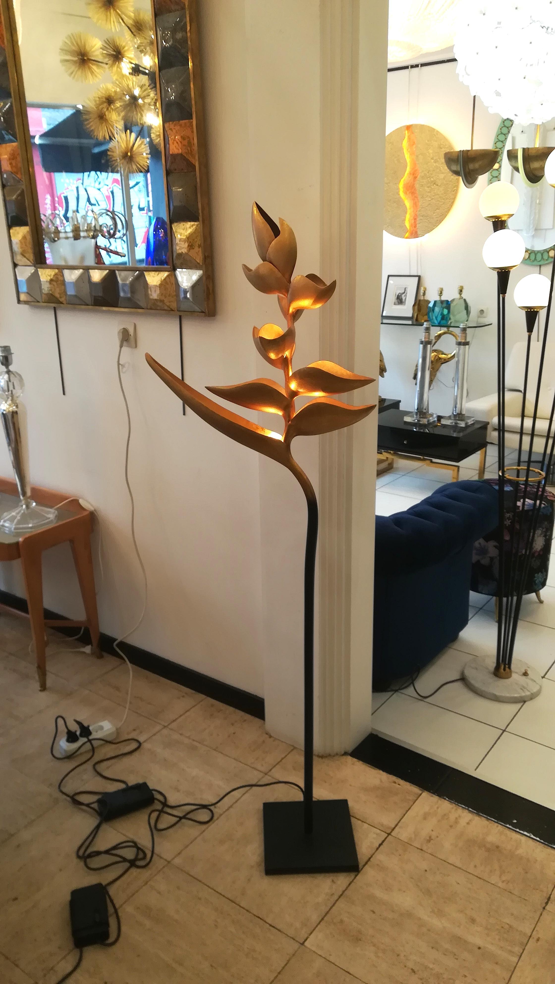 Floor lamp in the shape of paradise birds flowers. H 155 cm
Base: 23 x 23cm.