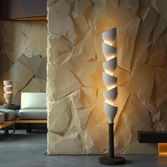 Lampadaire sculptural en céramique Heliconia par Naaya Studio