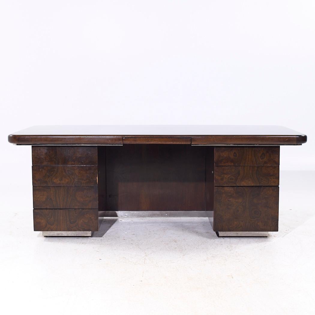 Helikon Mid Century Burlwood Executive Desk (bureau de direction en bois d'ébène)

Ce bureau mesure : 79,75 de large x 37,75 de profond x 28,5 de haut, avec un dégagement pour la chaise de 25,75 pouces.

Tous les meubles peuvent être achetés dans ce