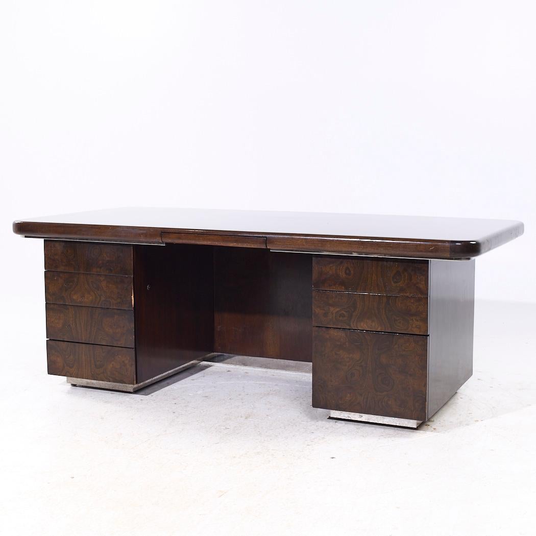 Mid-Century Modern Helikon Mid Century Burlwood Executive Desk (bureau de direction en bois d'ébène) en vente