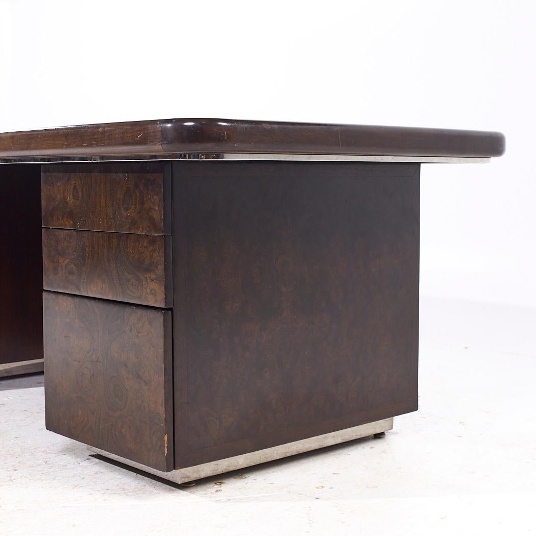 Fin du 20e siècle Helikon Mid Century Burlwood Executive Desk (bureau de direction en bois d'ébène) en vente