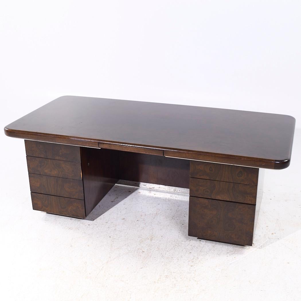Broussin Helikon Mid Century Burlwood Executive Desk (bureau de direction en bois d'ébène) en vente
