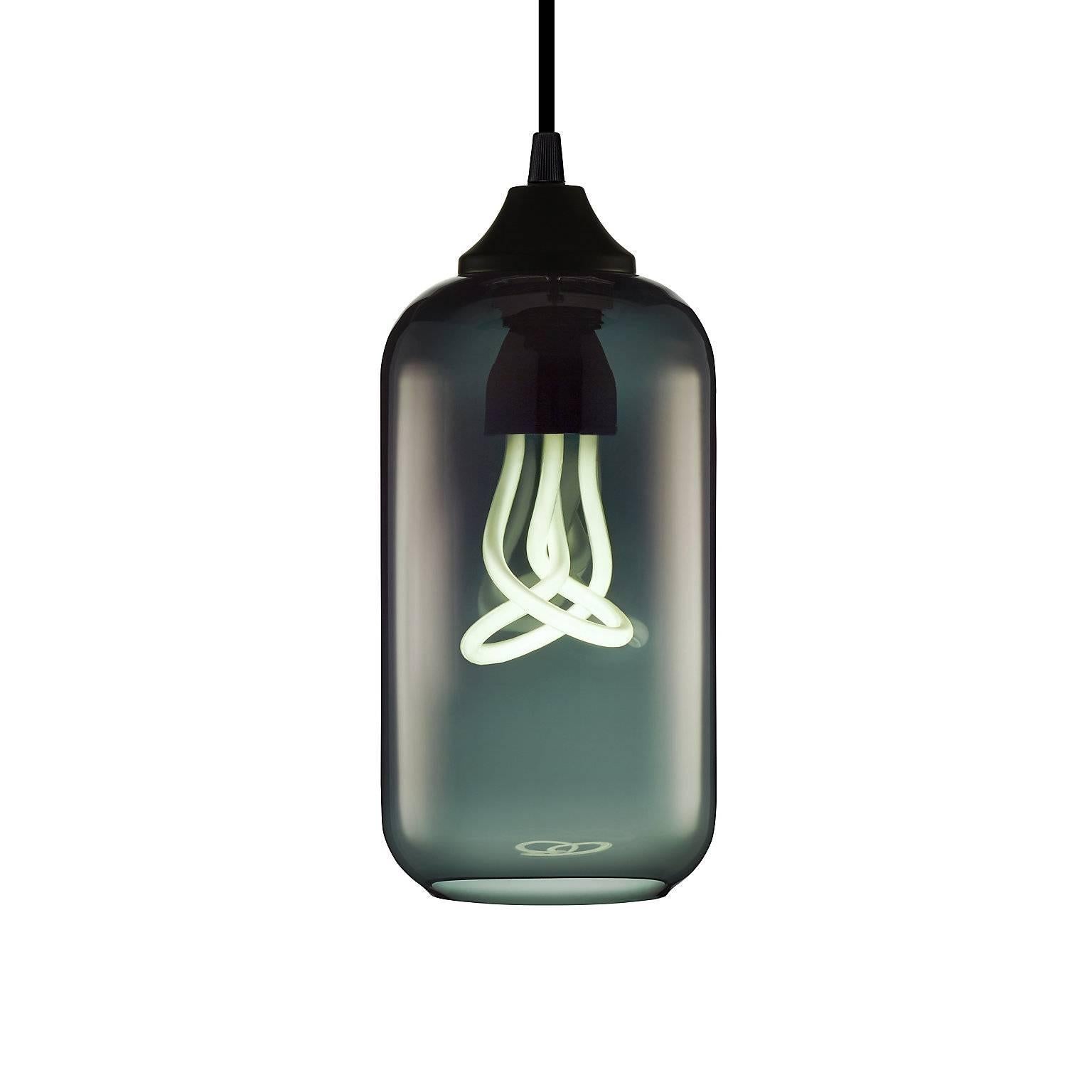 With a vivid array of options in both transparent and opaque glass colors, the compact yet versatile Helio Series charms and delights. The Helio pendant is sleek enough to stand on its own and simple enough to shine in tightly grouped bouquets from