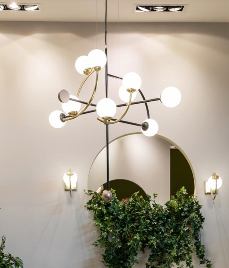 Lampada a sospensione Helio I di ispirazione Art-Deco in ottone, verniciata a polvere nera, dettaglio rosso in vendita 3