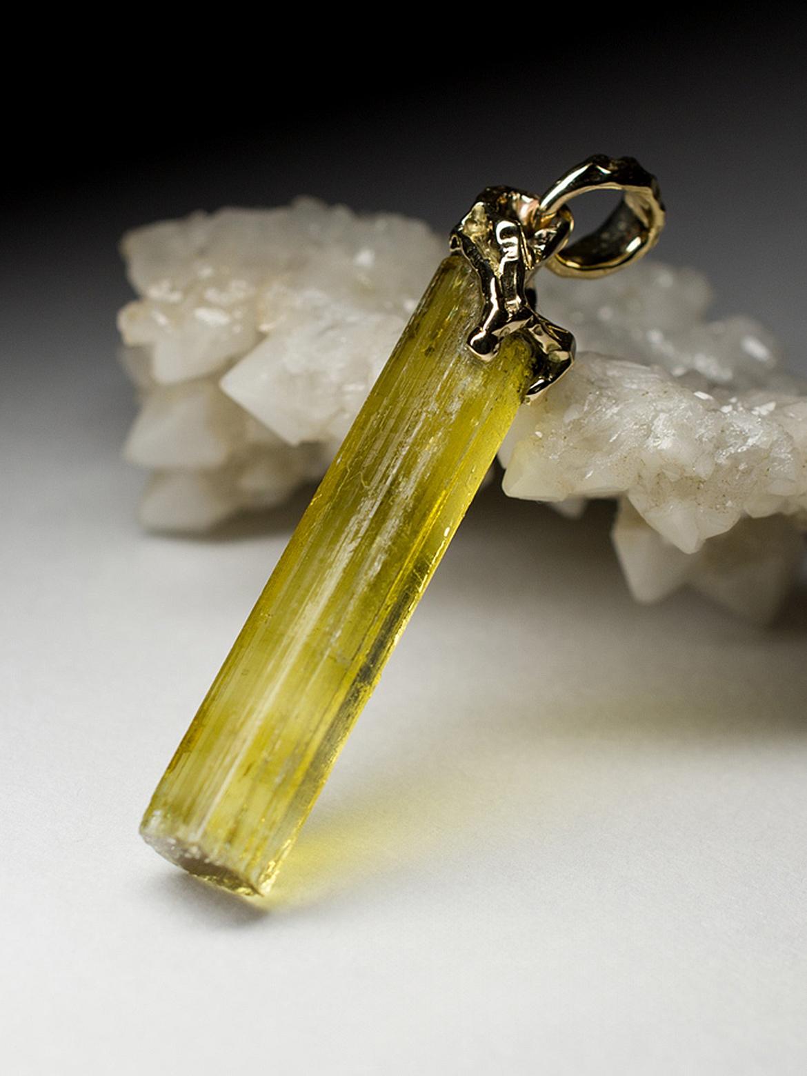 Pendentif en or jaune 14K avec béryl jaune Heliodor naturel
dimensions du cristal - 0,28 x 0,31 x 1,54 in / 7 x 8 x 39 mm
Poids de l'héliodore - 21.90 carats
hauteur du pendentif - 1,93 in / 49 mm
Poids du pendentif - 6.19 grammes