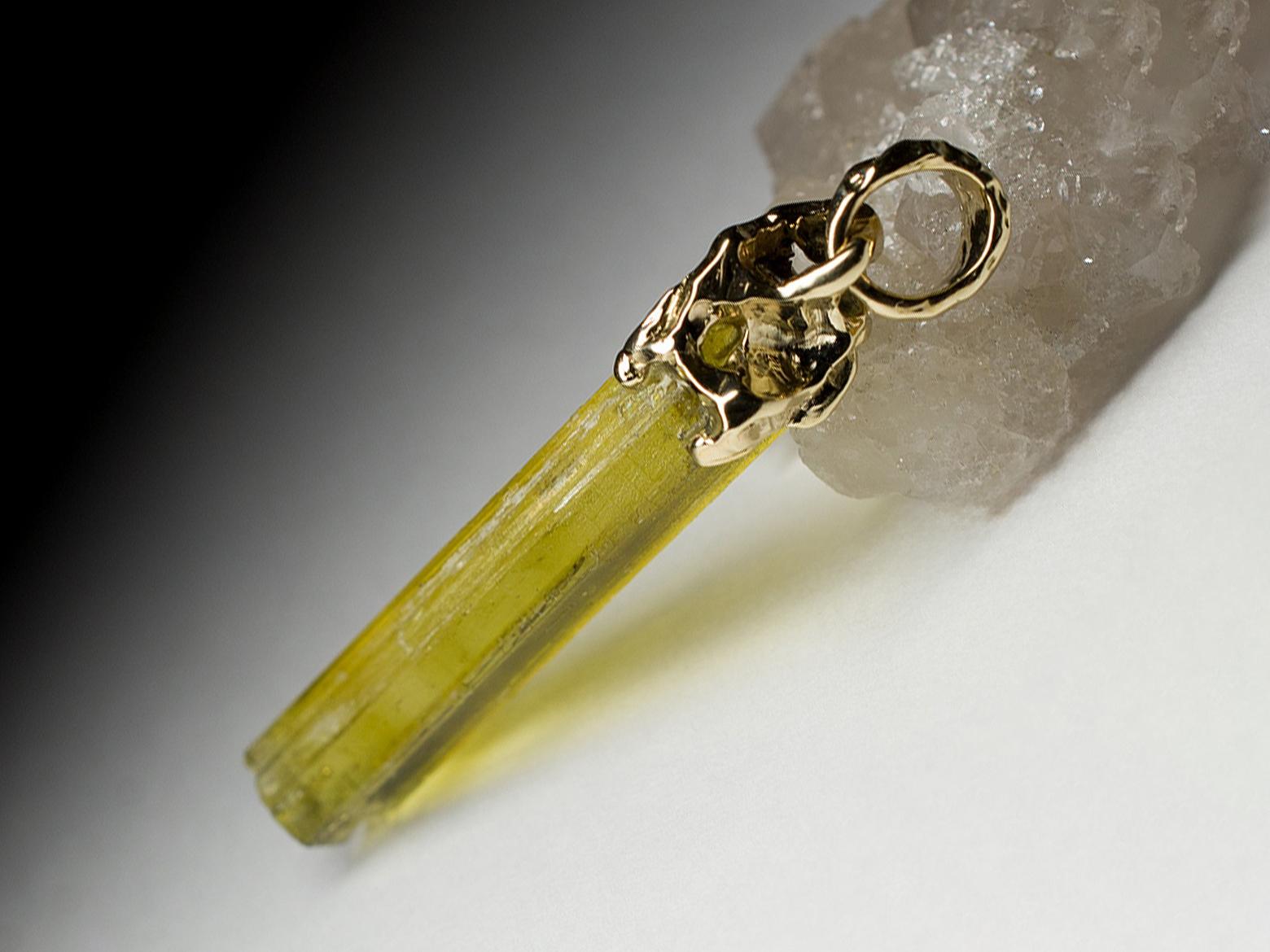 Pendentif Heliodor en or jaune, béryl, pierre précieuse brute d'énergie curative Neuf à Berlin, DE