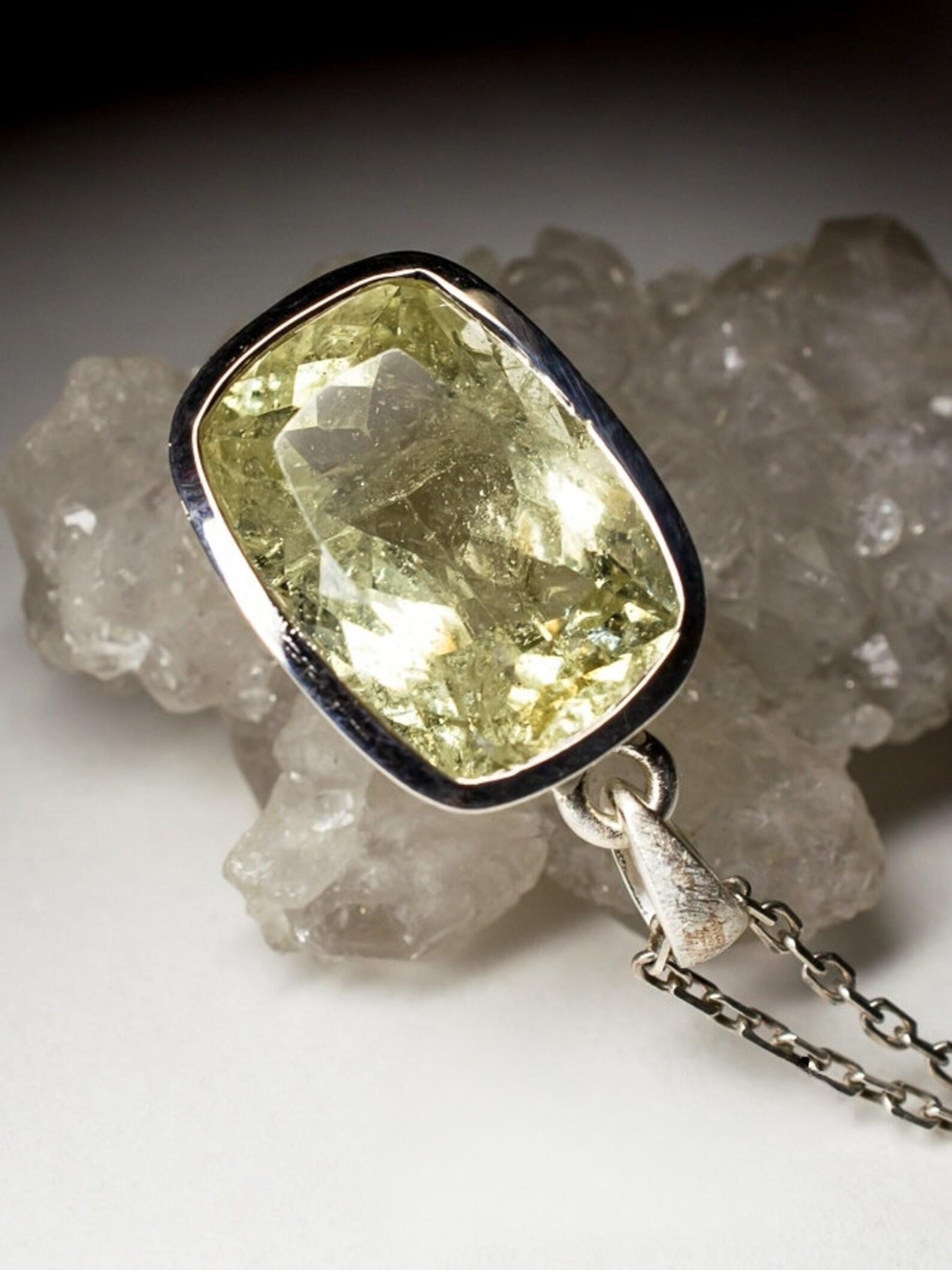 Heliodor-Halskette mit Silber-Anhänger aus Zitronengelbem Stein im Fantasieschliff (Radiantschliff) im Angebot