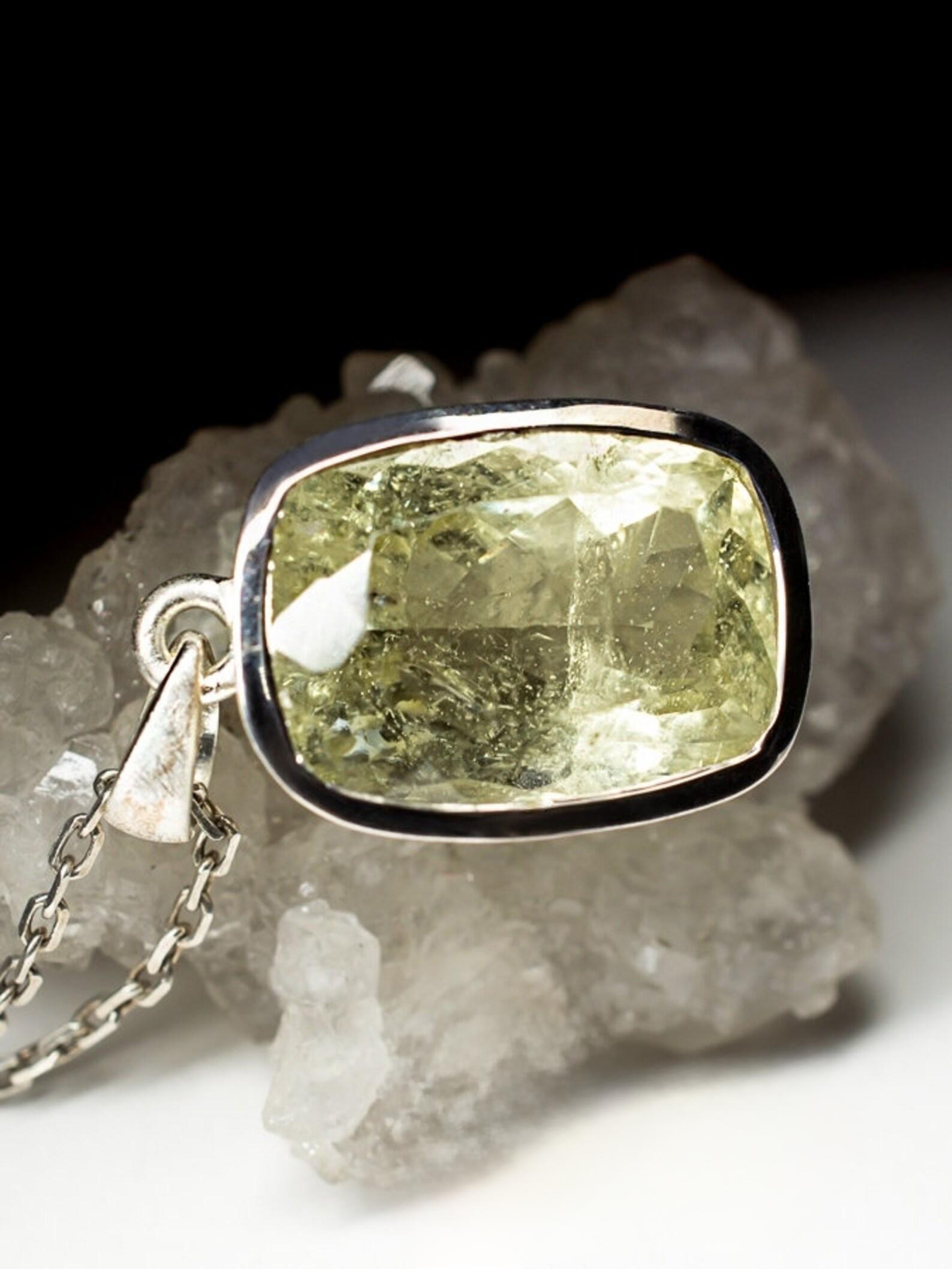 Heliodor-Halskette mit Silber-Anhänger aus Zitronengelbem Stein im Fantasieschliff im Angebot 1