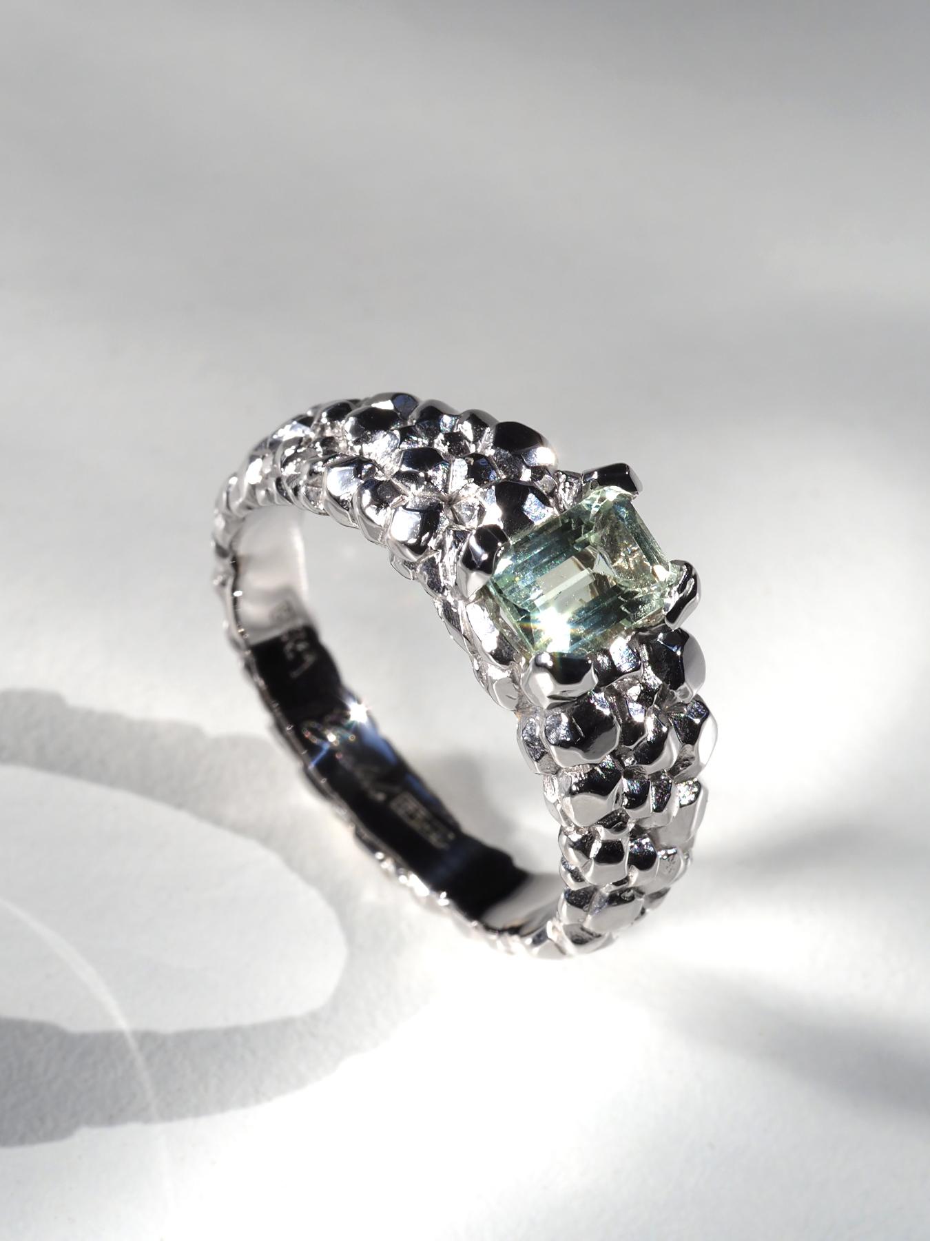 Anillo de oro blanco de 18 quilates con Berilo de oro Heliodoro natural
medidas del heliodoro - 0.2 x 0.28 in / 5 х 7 mm
peso del heliodoro - 0.95 quilates
talla del anillo - 9 US
peso del anillo - 8.08 gramos

Colección de cristales

Enviamos