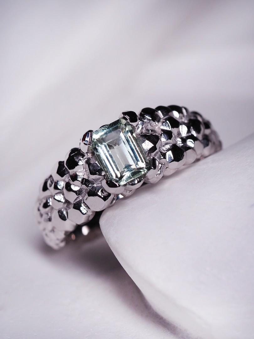 Anello in oro bianco 18 carati con berillo naturale di Heliodor
Misure dell'eliodor - 0,2 x 0,28 in / 5 х 7 mm
Peso dell'eliodoro - 0.95 carati
misura dell'anello - 9 US
peso dell'anello - 8.08 grammi

Collezione di cristalli

Spediamo i nostri