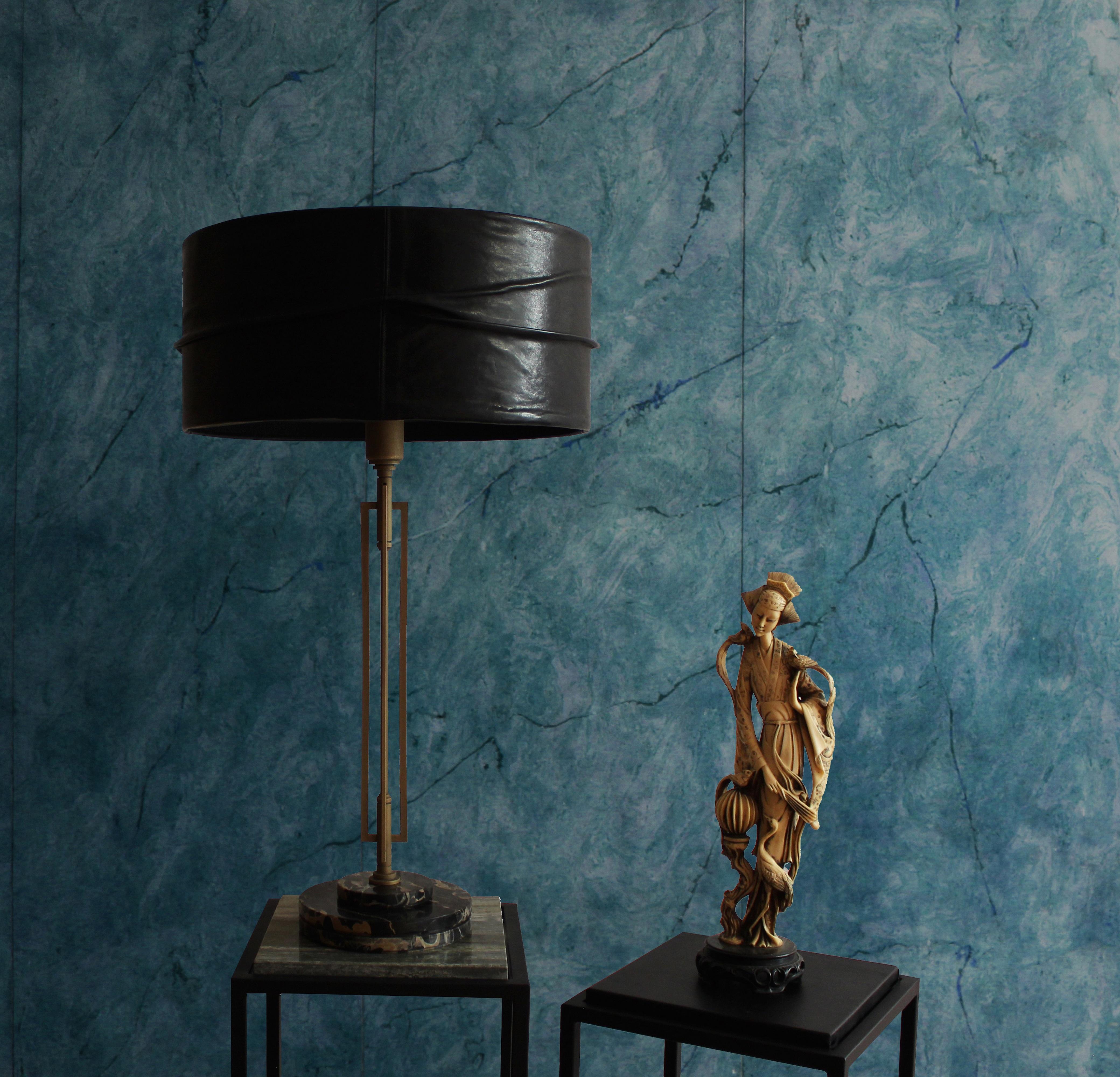 Lámpara de mesa Helios de latón by Acanthus Studio Roma
Edición limitada
Dimensiones: P 50 x An 50 x Al 88 cm.
Materiales: Latón patinado, cuero y mármol de Portoro.

Cada pieza es artesanal, y reproducible en edición limitada pero con