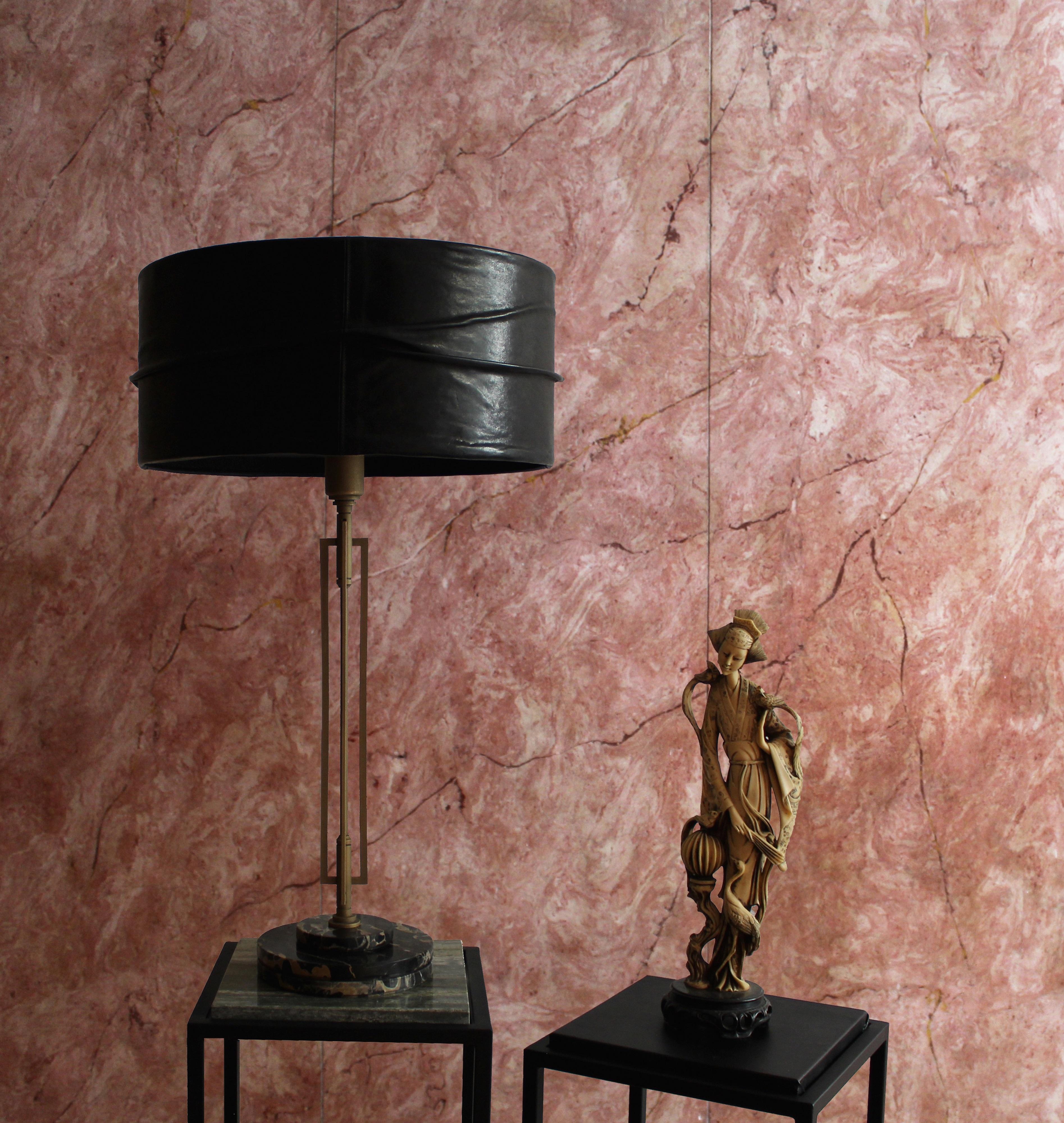 Lámpara de mesa Helios de latón by Acanthus Studio Roma Posmoderno en venta