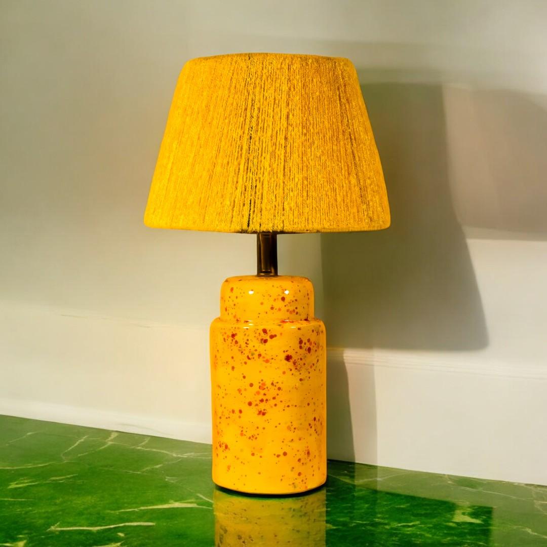Hélios : La lumière du soleil

Inspiré par le dieu du soleil de la Grèce antique, Hélios rayonne de chaleur et de puissance dans chaque détail. Entièrement fabriqué à la main en céramique et recouvert d'une glaçure saisissante dans des tons jaunes