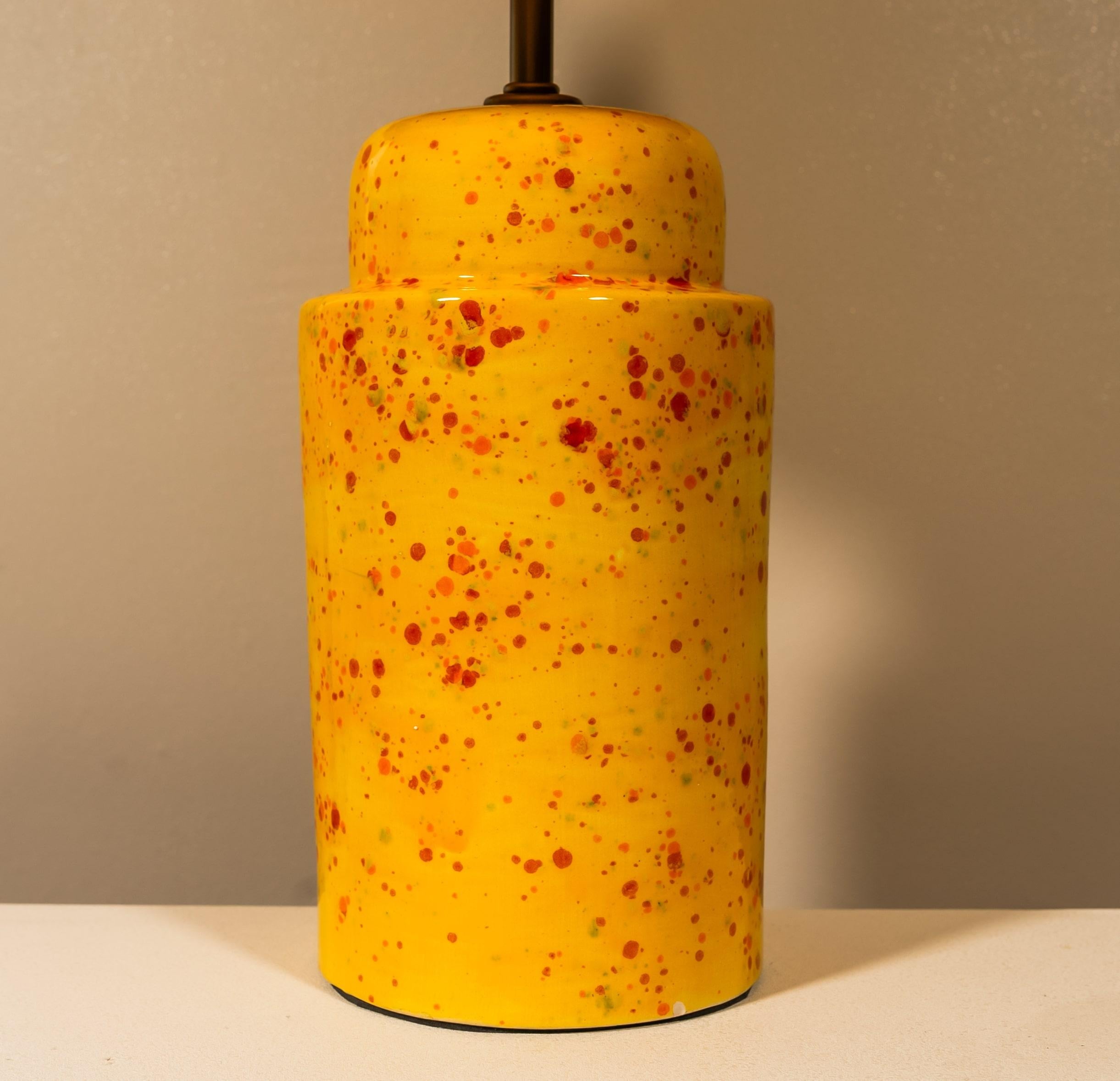 Moderne Lampe de table contemporaine en céramique Helios faite à la main par Busra Ozdemir en vente