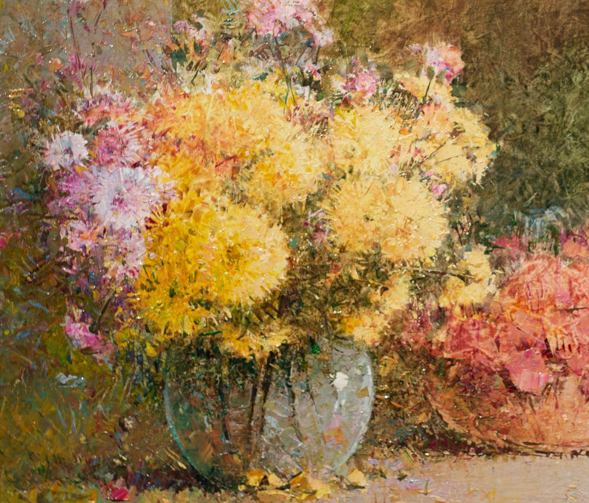 'Recogiendo las flores silvestres' Cuadro bodegón contemporáneo, amarillo, rosa - Still-Life Painting Marrón de Helios Gisbert