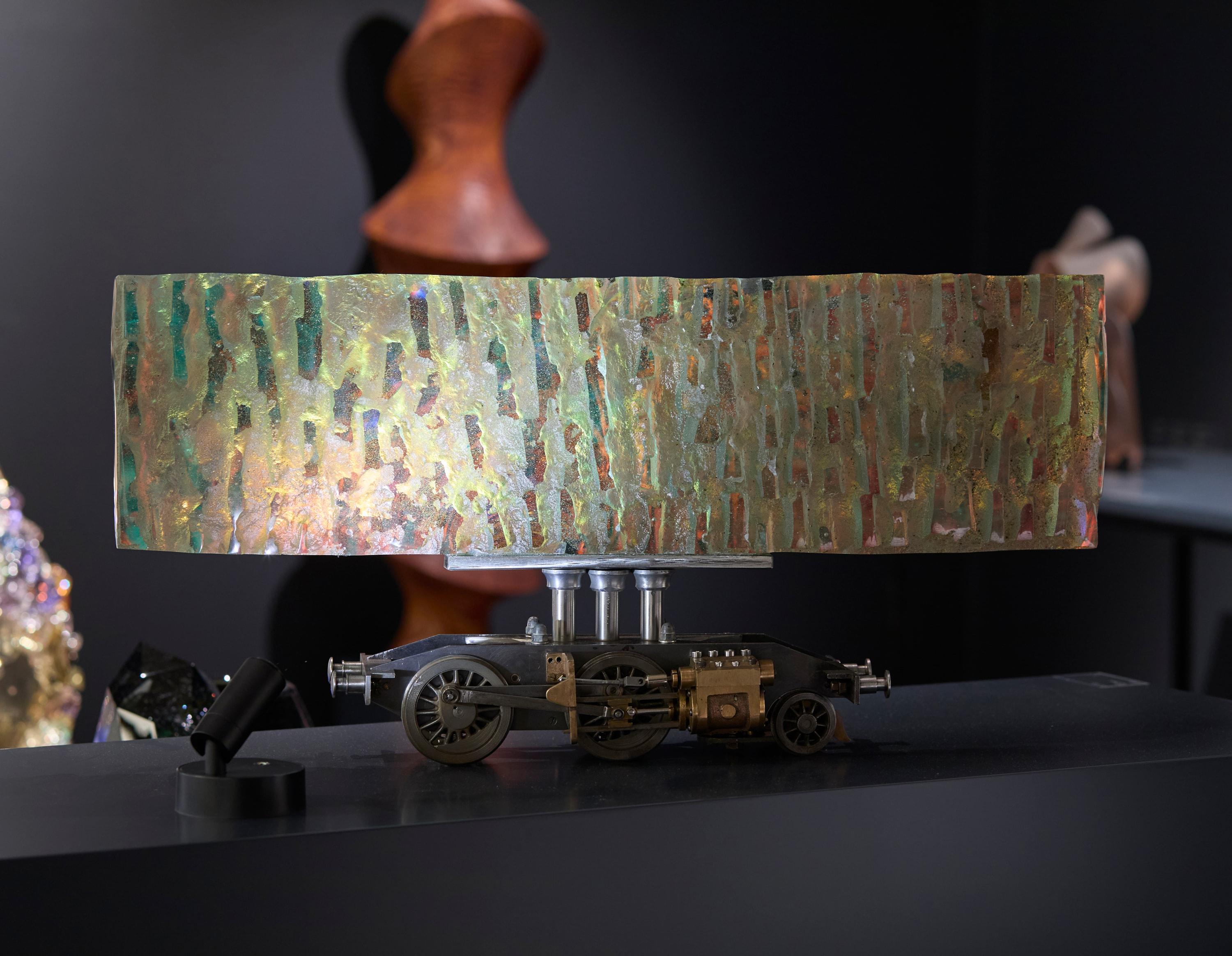 Helios, scultura in vetro fuso iridescente e telaio a vapore di un treno modello di Jon Lewis in vendita 2