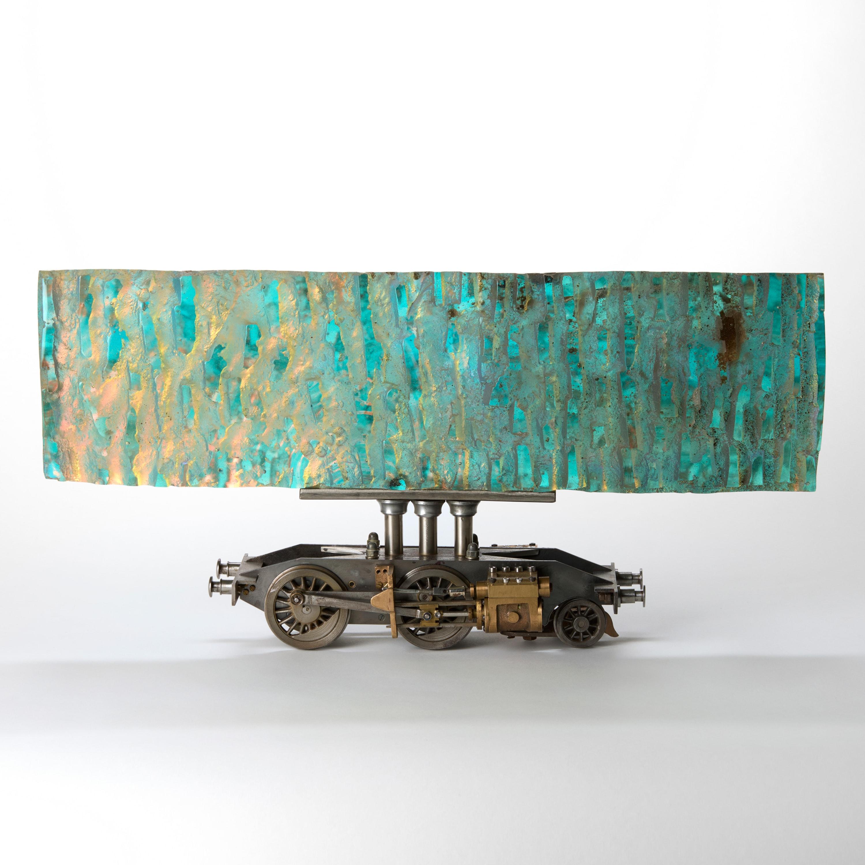 Organico moderno Helios, scultura in vetro fuso iridescente e telaio a vapore di un treno modello di Jon Lewis in vendita