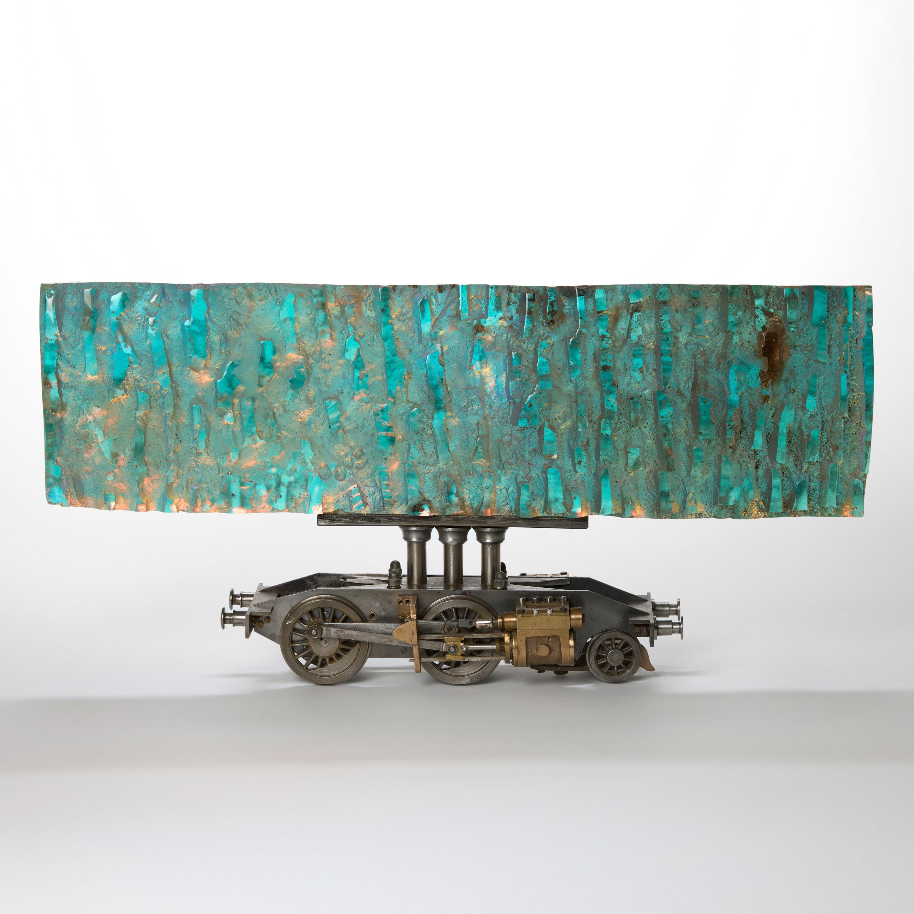 Britannico Helios, scultura in vetro fuso iridescente e telaio a vapore di un treno modello di Jon Lewis in vendita