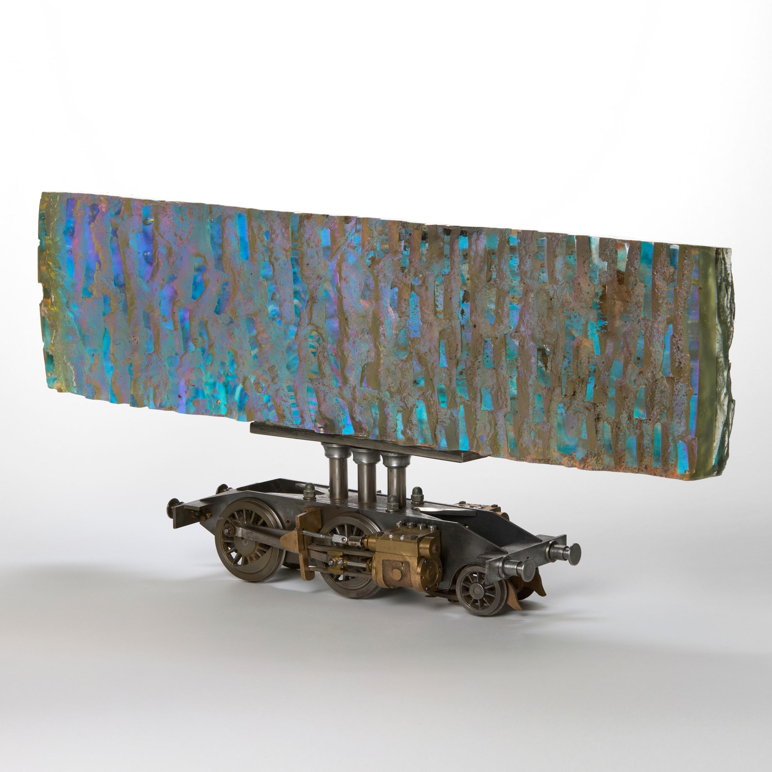 Calco Helios, scultura in vetro fuso iridescente e telaio a vapore di un treno modello di Jon Lewis in vendita