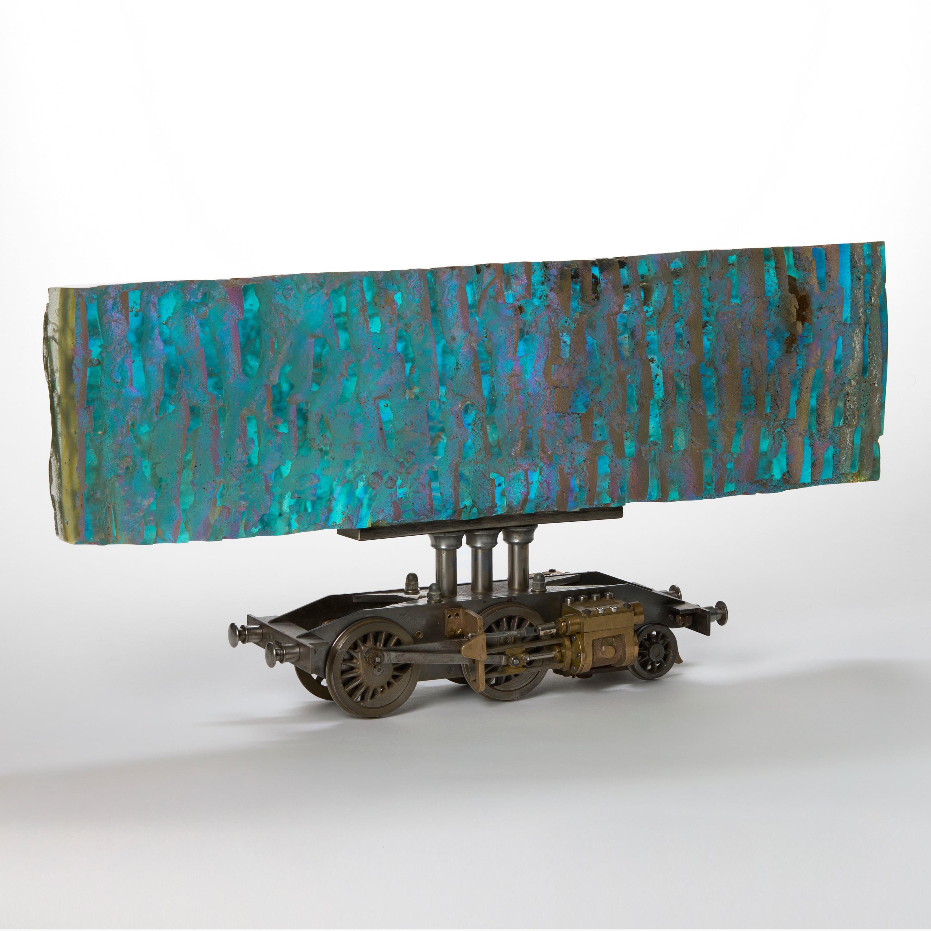 Helios, scultura in vetro fuso iridescente e telaio a vapore di un treno modello di Jon Lewis In condizioni Nuovo in vendita a London, GB