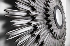 Helios, Specchio in legno massiccio morbido sabbiato con foglia d'argento patinata a mano