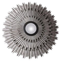 Helios, miroir en bois souple massif laqué de sable avec feuille d'argent patinée à la main