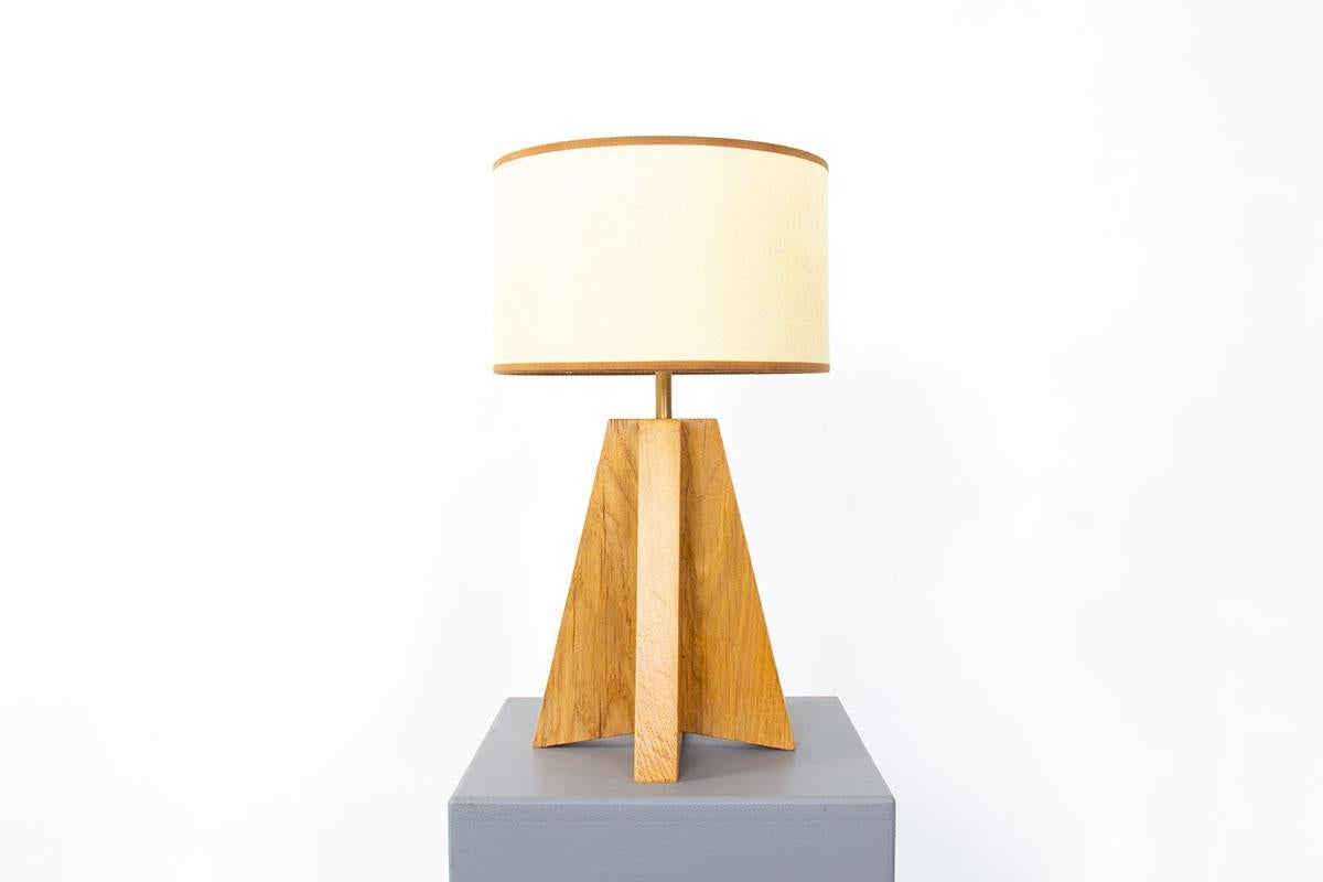 Lámpara de mesa modelo Helios
A medida con tus acabados

Pies de roble y pantalla hecha a mano
Acabados: 
- madera teñida,
- barniz amortiguador de roble dorado,
- barniz tampón roble medio,
- barniz para madera en bruto.

Hecho con madera vieja en