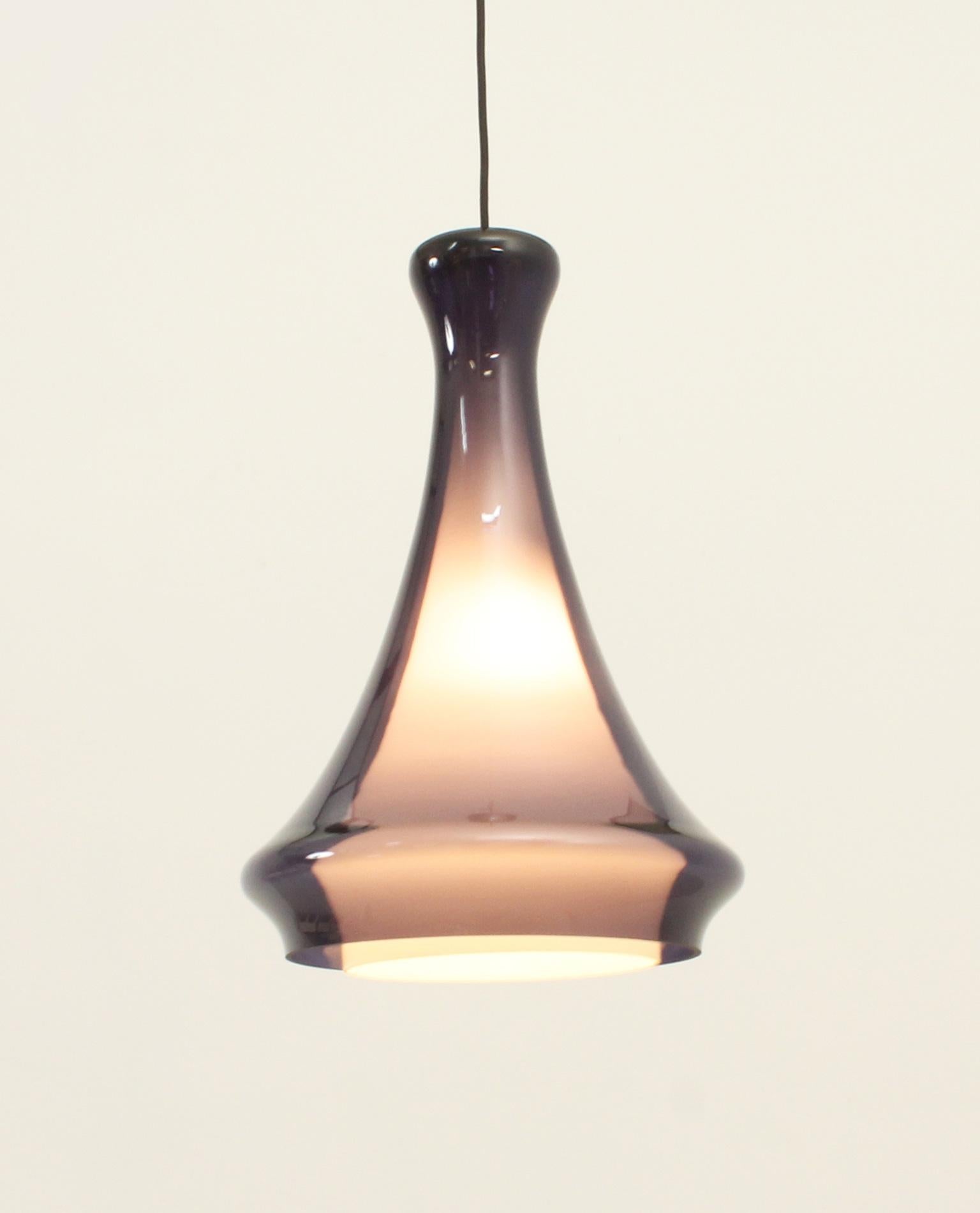 Lampe suspendue modèle Heliotrop conçue dans les années 1960 par Jo Hammerborg pour Fog & Mørup, Danemark. Abat-jour double en verre transparent lilas à l'extérieur et en verre opalin blanc à l'intérieur.