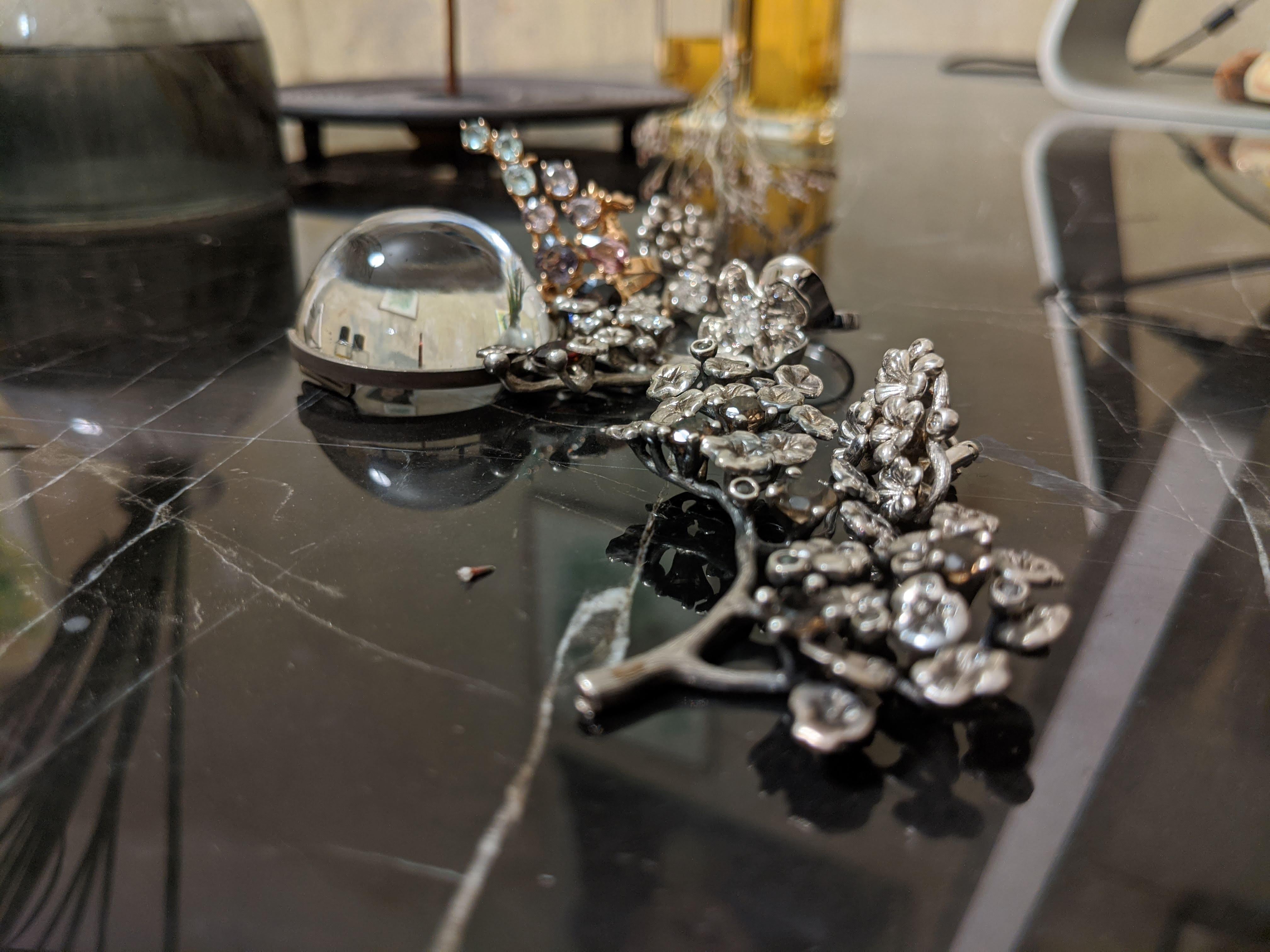 Collier héliotrope botanique avec trente-quatre diamants de l'artiste en vente 2