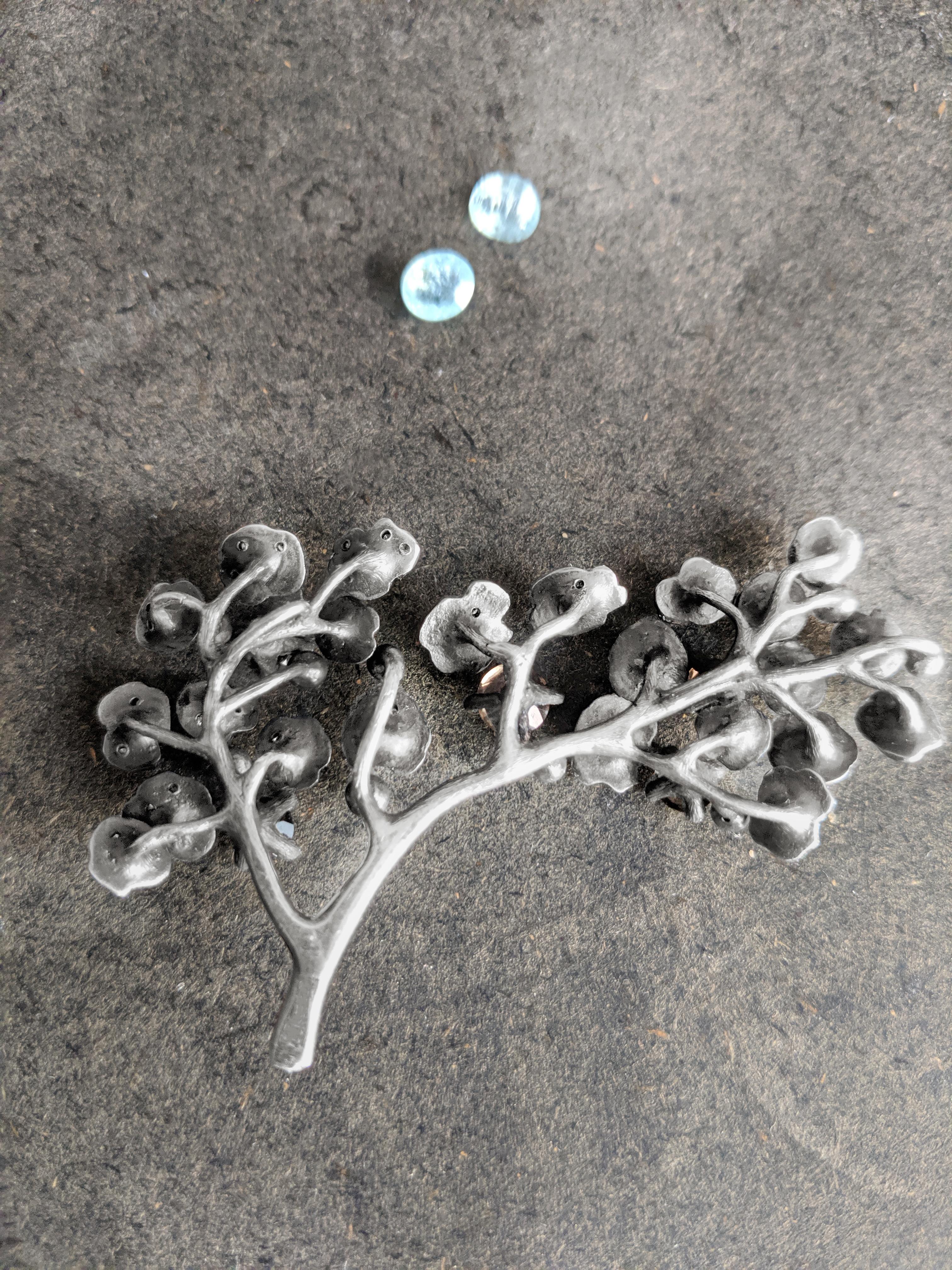 Collier héliotrope botanique avec trente-quatre diamants de l'artiste en vente 3