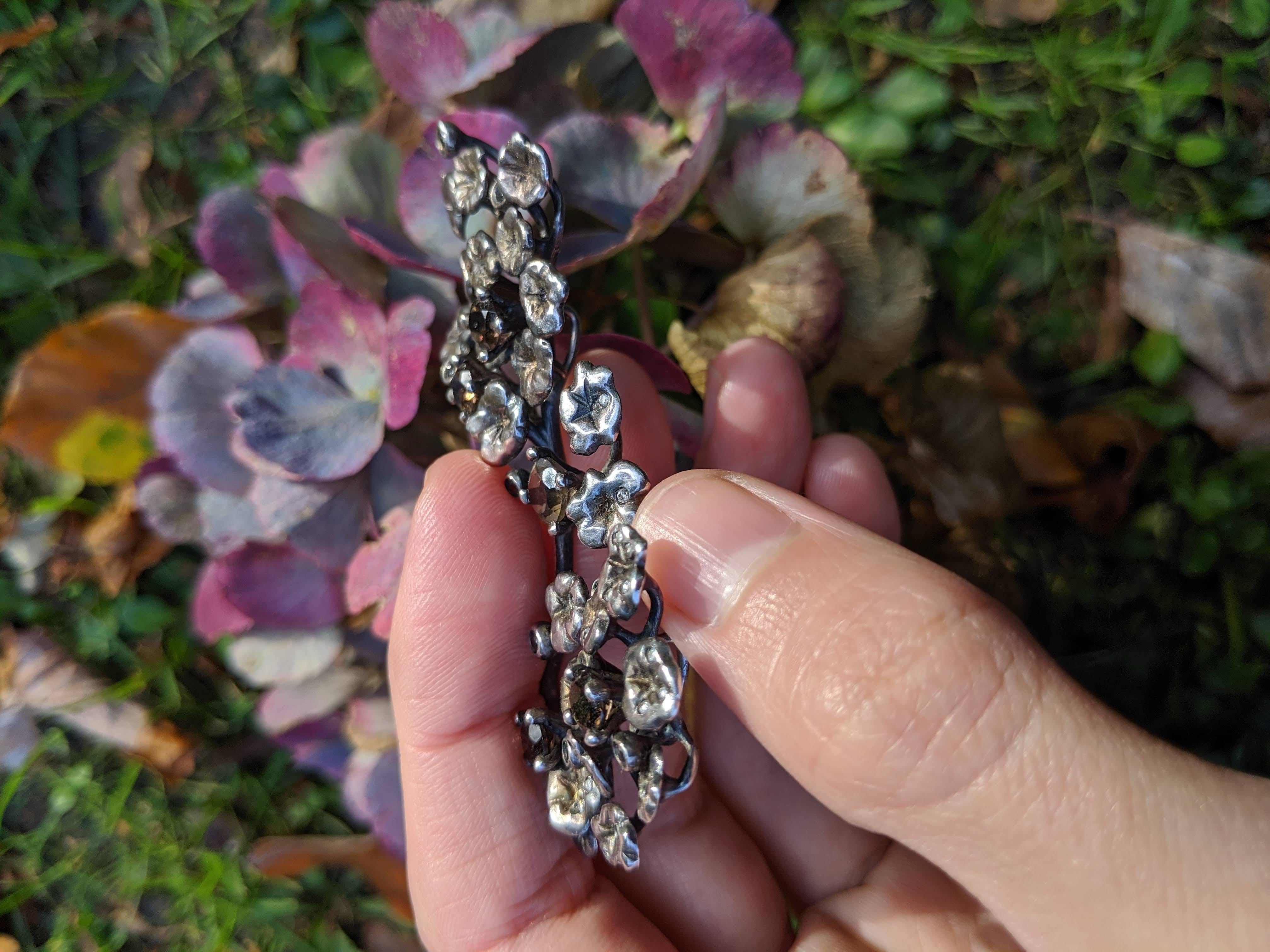Zeitgenössische Halskette mit Diamanten und Rauchquarzen entworfen von Künstler im Angebot 7