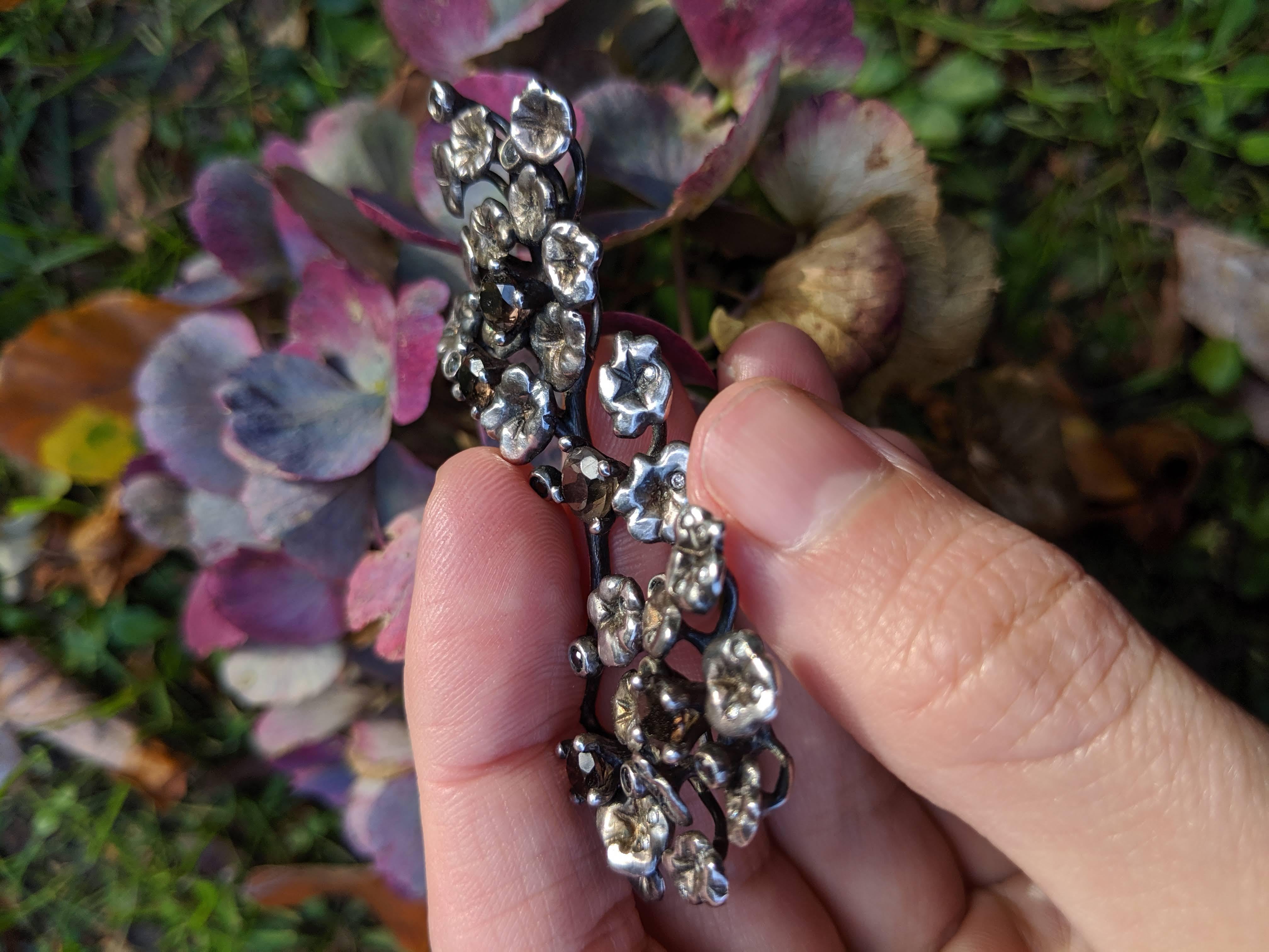 Zeitgenössische Halskette mit Diamanten und Rauchquarzen entworfen von Künstler im Angebot 8