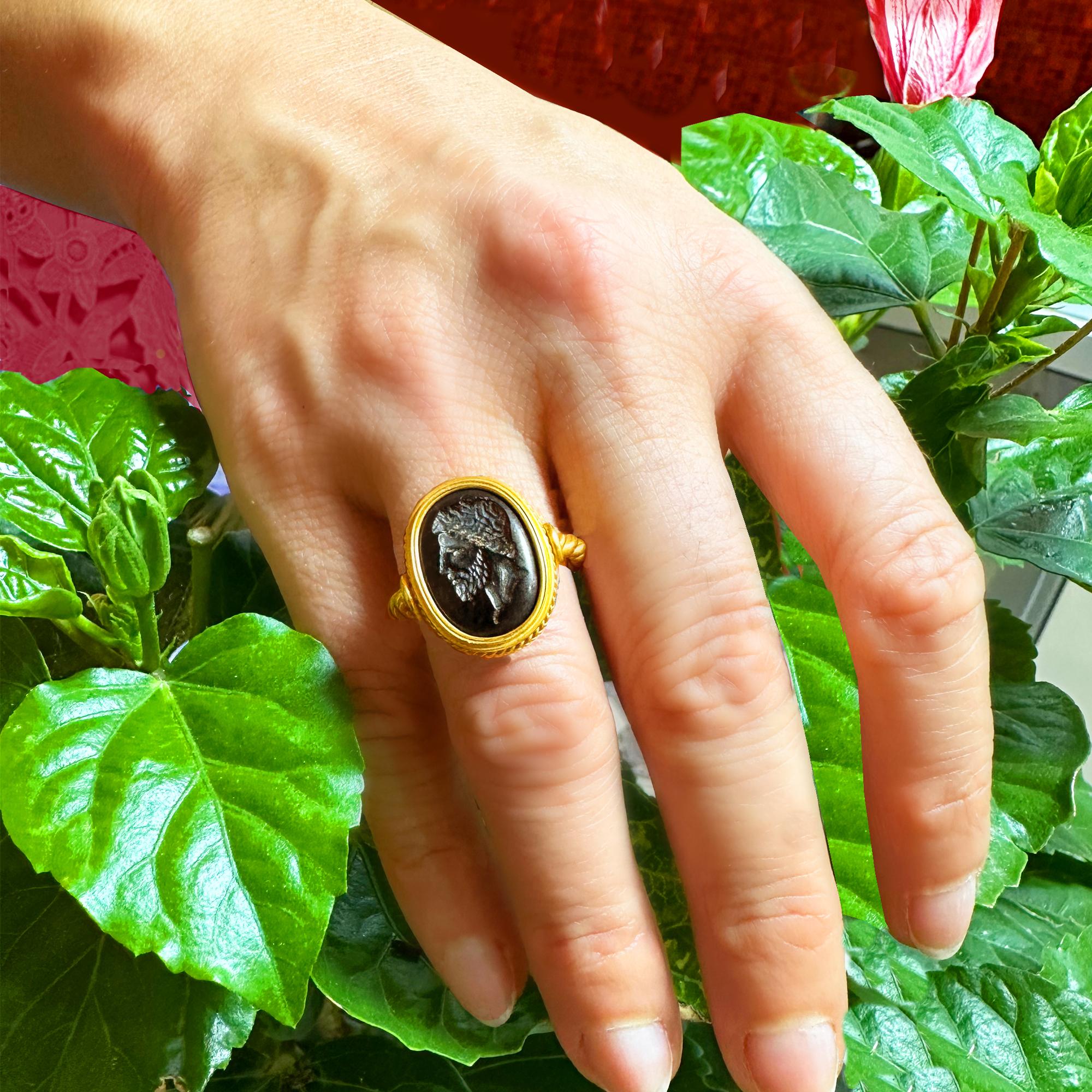 In this 18 Kt gold ring handmade by our skilled goldsmiths, an authentic Roman intaglio (I-II century AD) on Heliotrope has been set, which depicts the Emperor Septimius Severus.
Glyptics, the 