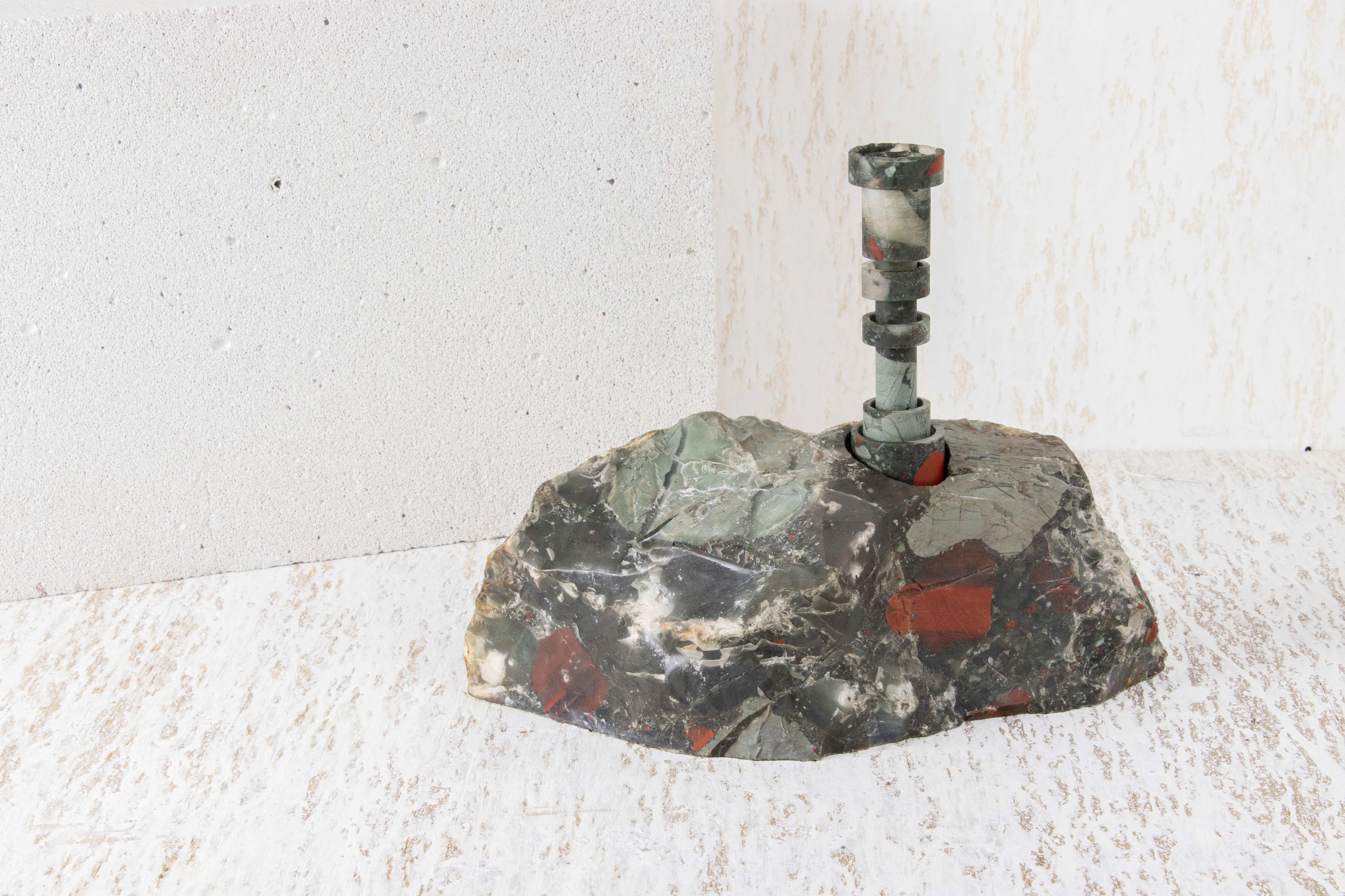 Heliotrope Seftonite Abra Kandelaber von Studio DO
Abmessungen: T 25 x B 11 x H 20,5 cm
MATERIALIEN: Heliotrop Seftonit Stein, Kupfer.
5 kg.

Stein und Feuer sind durch ein zeitloses Band verbunden. Das Funkeln, das durch das Aufeinandertreffen