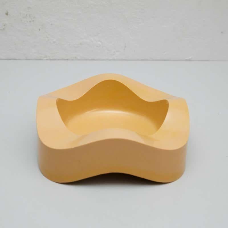 Yellow ashtray manufactured by Helit, citrca 1980. The bottom is marked, Helit 84005 made in Germany.  In good original condition, with minor wear consistent with age and use, preserving a beautiful patina.  Material: Plastic  Dimensions: ø 20,5 cm