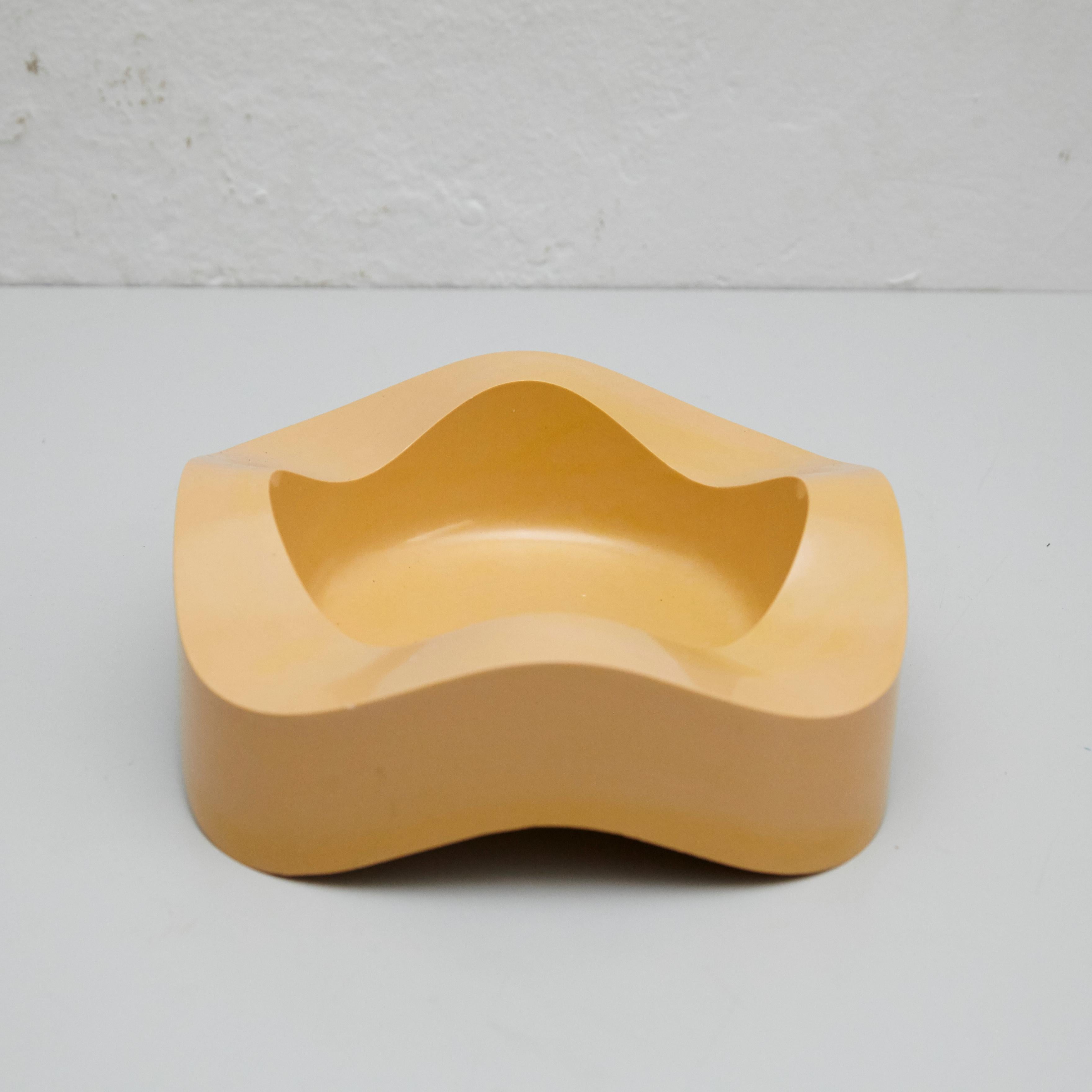 Yellow ashtray manufactured by Helit, citrca 1980.
The bottom is marked, Helit 84005 made in Germany.

In good original condition, with minor wear consistent with age and use, preserving a beautiful patina.

Material:
Plastic

Dimensions:
ø