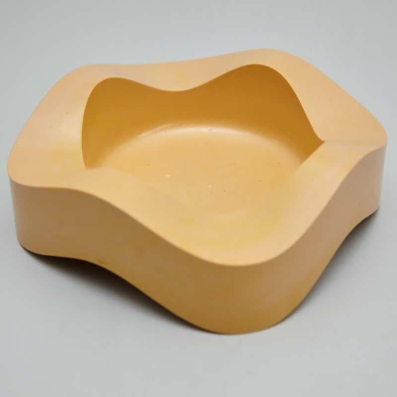 Helit Yellow Plastic Ashtray, circa 1980 In Good Condition For Sale In Barcelona, ES