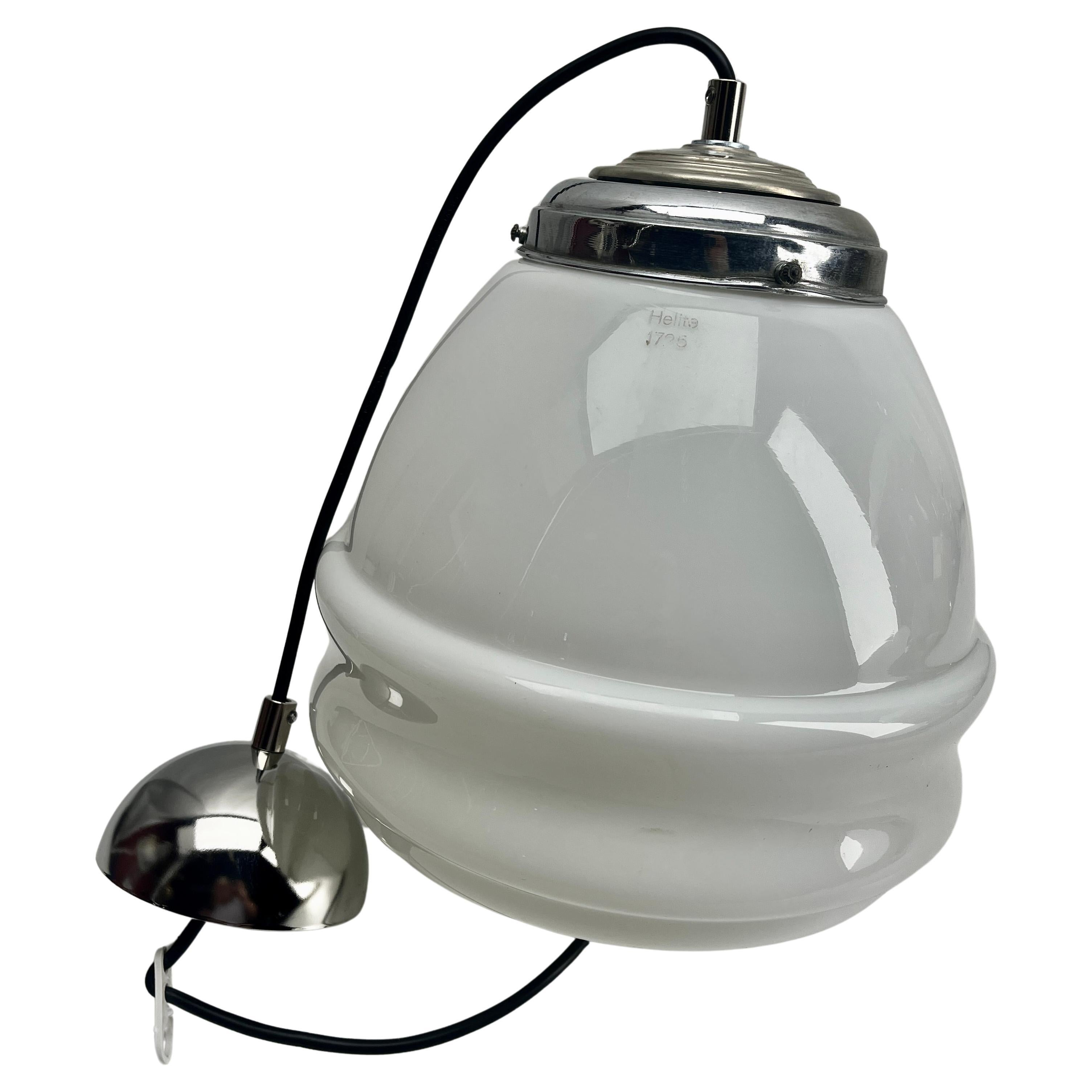 From the range by Helite, this centre-light is on a Kabel. 65 cm
The lamp has a fitting on a Solid chrome plate and holds a shade of opaline glass.
Size Schade: 26 cm Diameter. / Height 23 cm

We are happy to adjust the height to your wishes at no