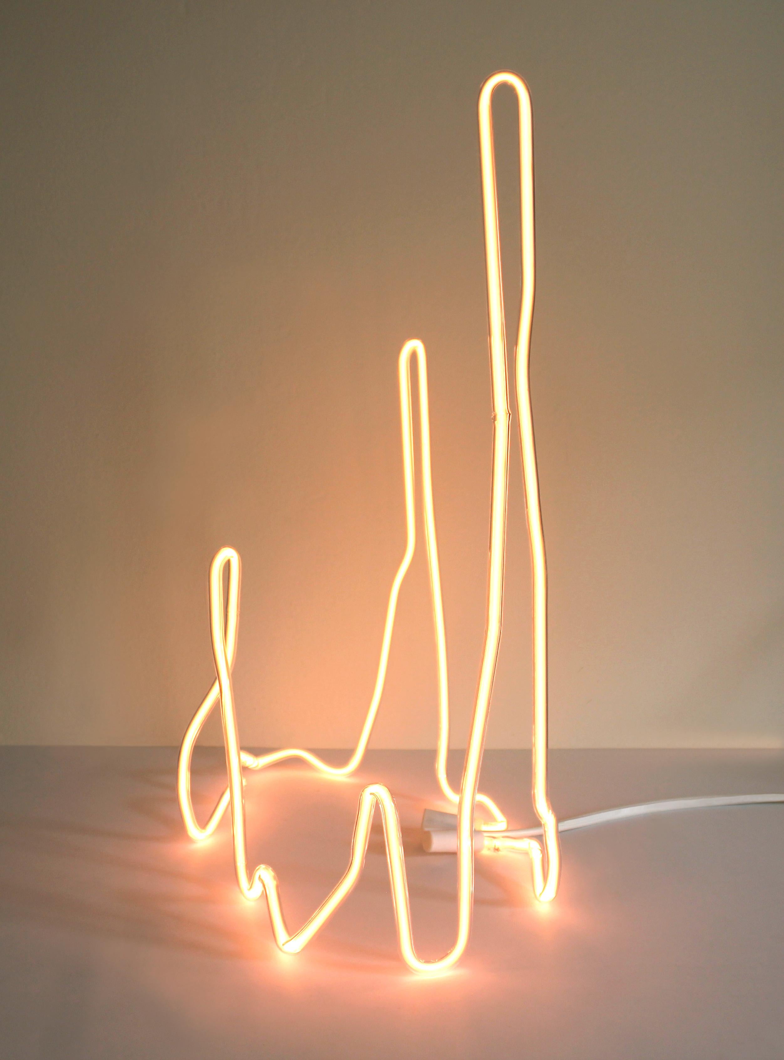 Lámpara de mesa Helium Fractal de vidrio translúcido y gas helio by Dace Sūna
Dimensiones: P 25 x An 25 x Al 35 cm. 
Materiales: Vidrio y gas helio.

Cada pieza se elabora individualmente, por lo que puede haber ligeras variaciones respecto a la